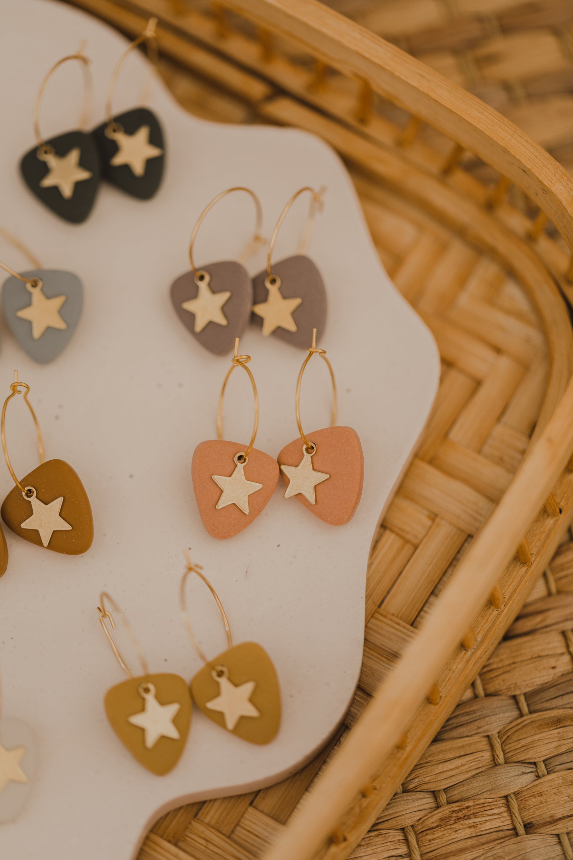 SELINA - Creolen mit dreieckigem Anhänger aus Polymer Ton und kleinem Stern