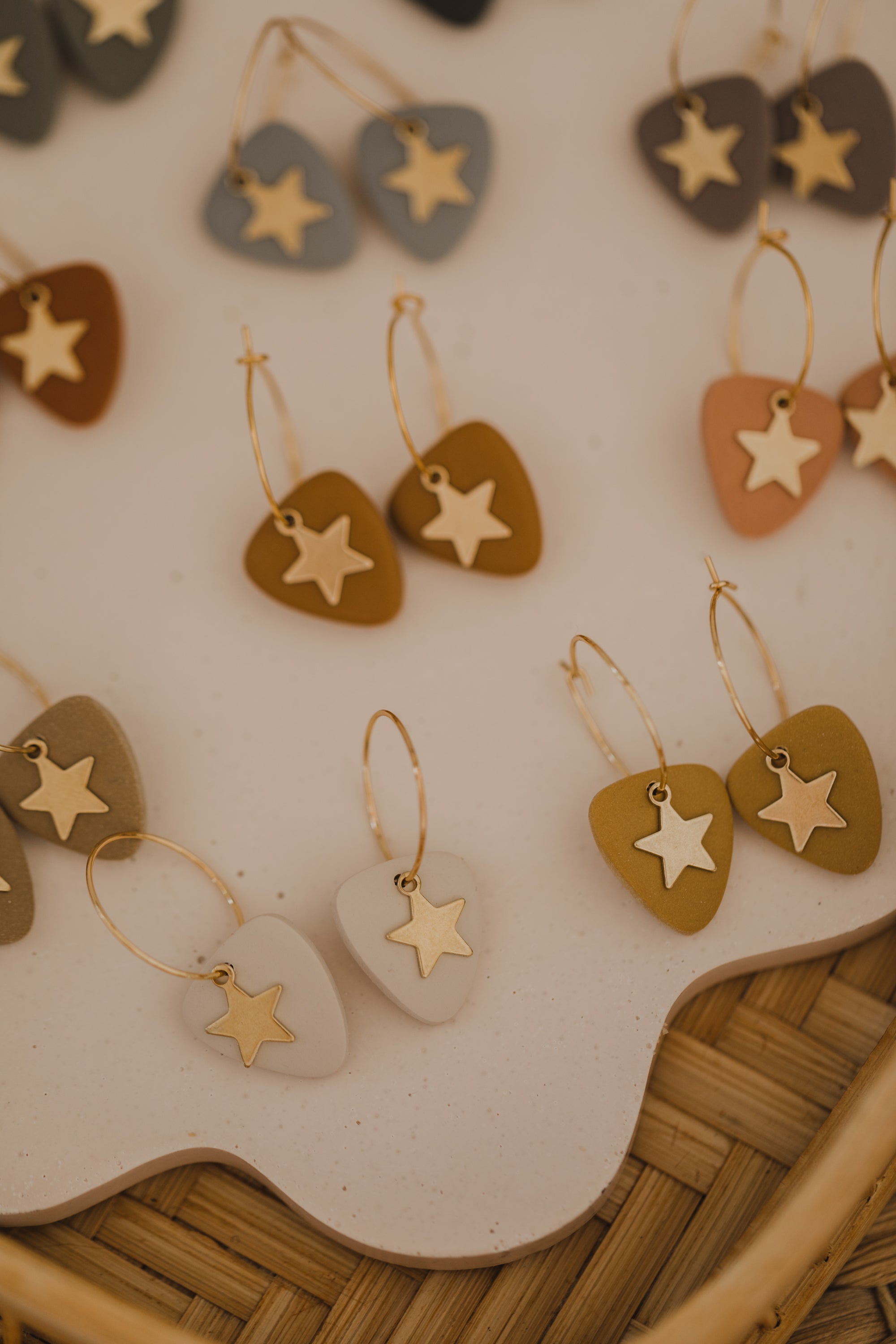 SELINA - Creolen mit dreieckigem Anhänger aus Polymer Ton und kleinem Stern