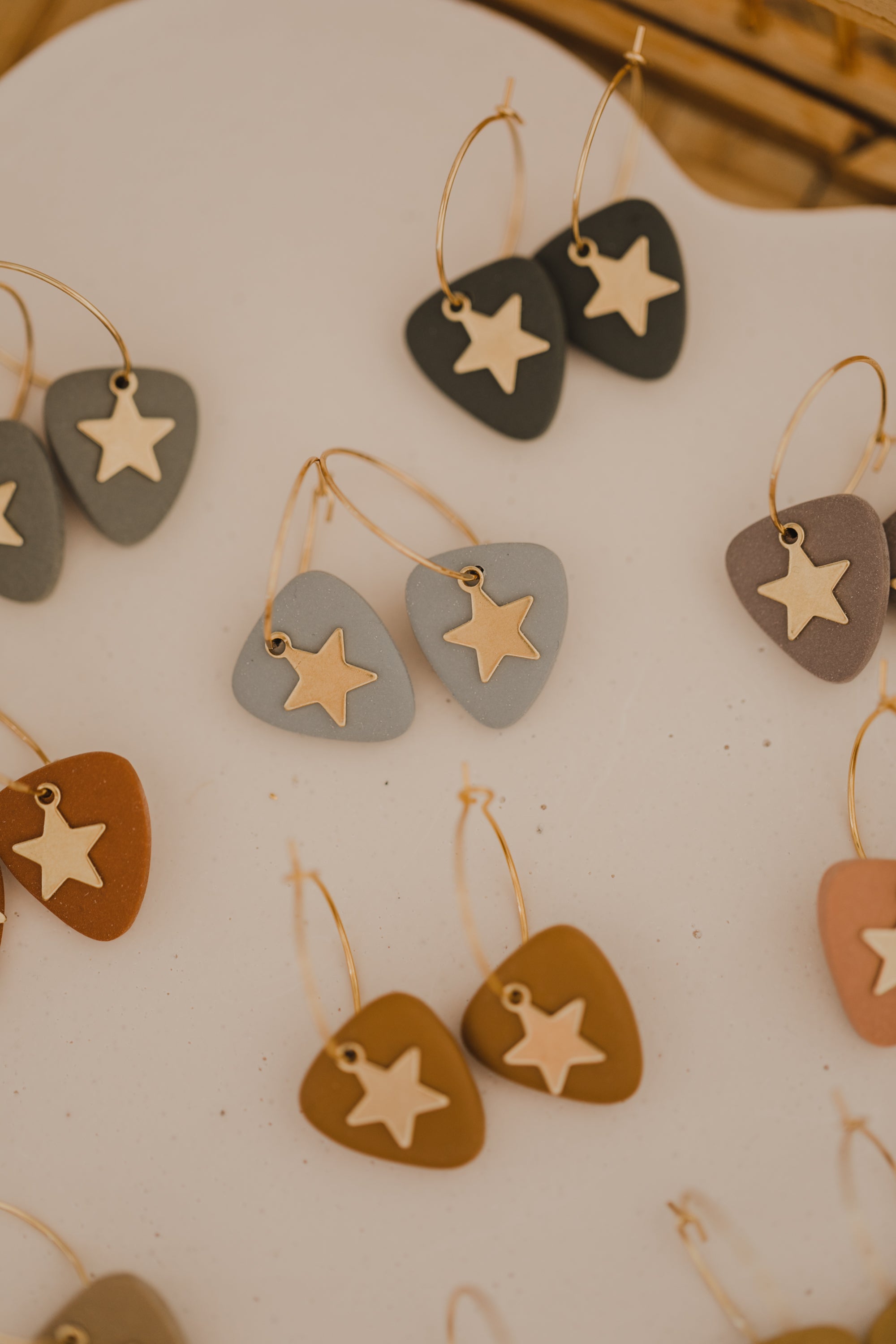 SELINA - Creolen mit dreieckigem Anhänger aus Polymer Ton und kleinem Stern