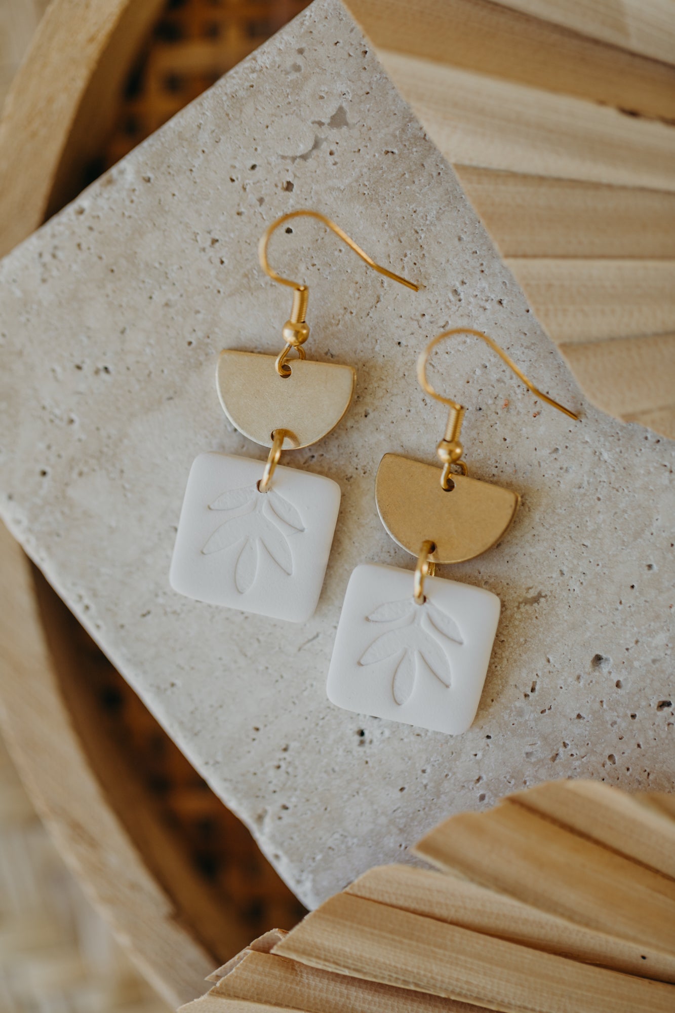 ENA - eckige Ohrringe mit Blatt Muster in cremeweiß