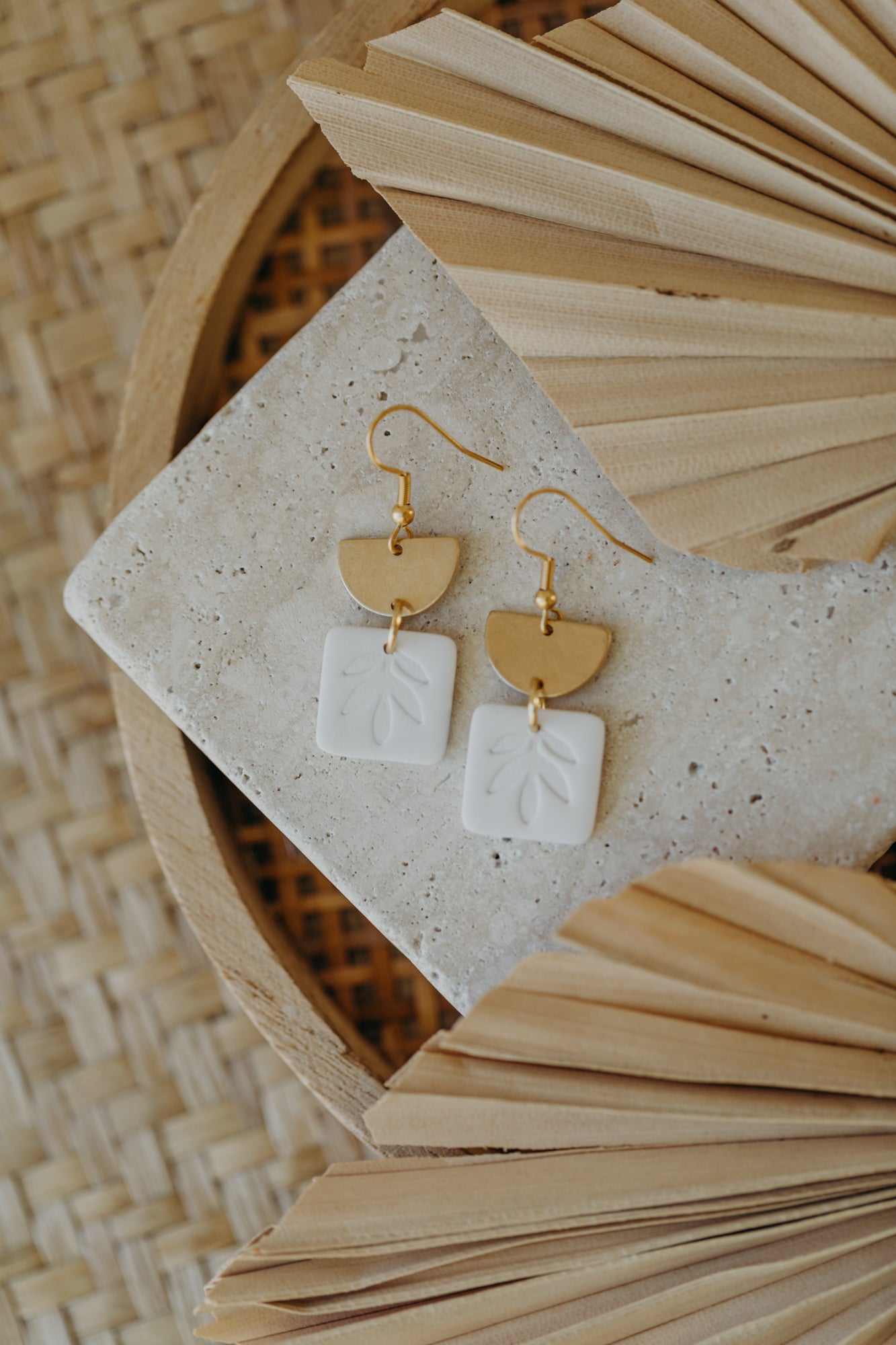 ENA - eckige Ohrringe mit Blatt Muster in cremeweiß