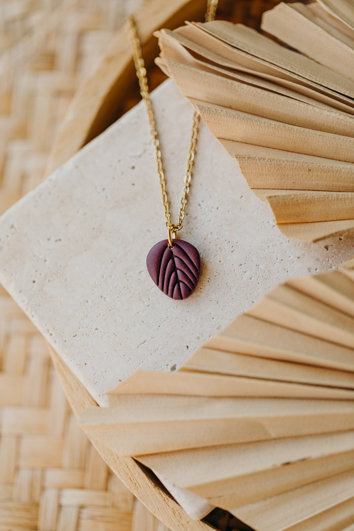 ENYA - Halskette mit kleinem Blatt in Merlot