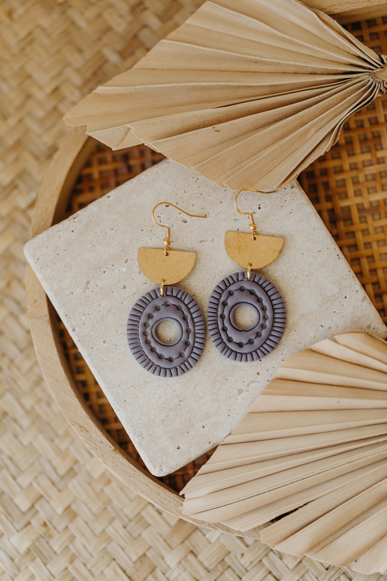ESME - ovale Boho Ohrringe mit Muster in lavendel