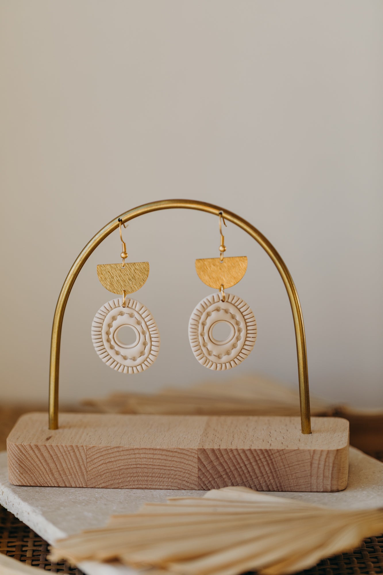 ESME - ovale Boho Ohrringe mit Muster in vanille