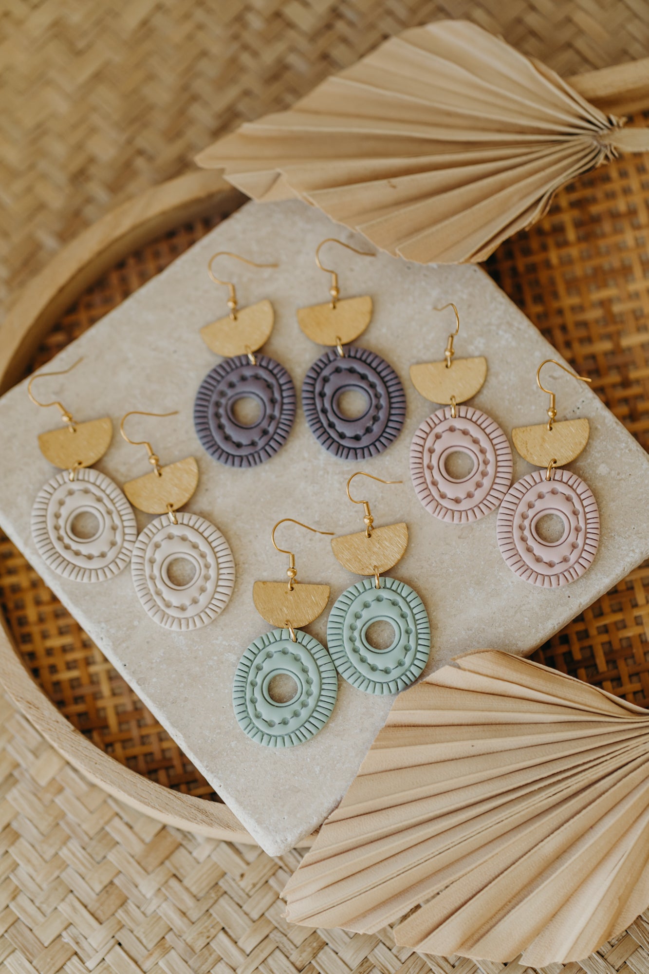 ESME - ovale Boho Ohrringe mit Muster in lavendel