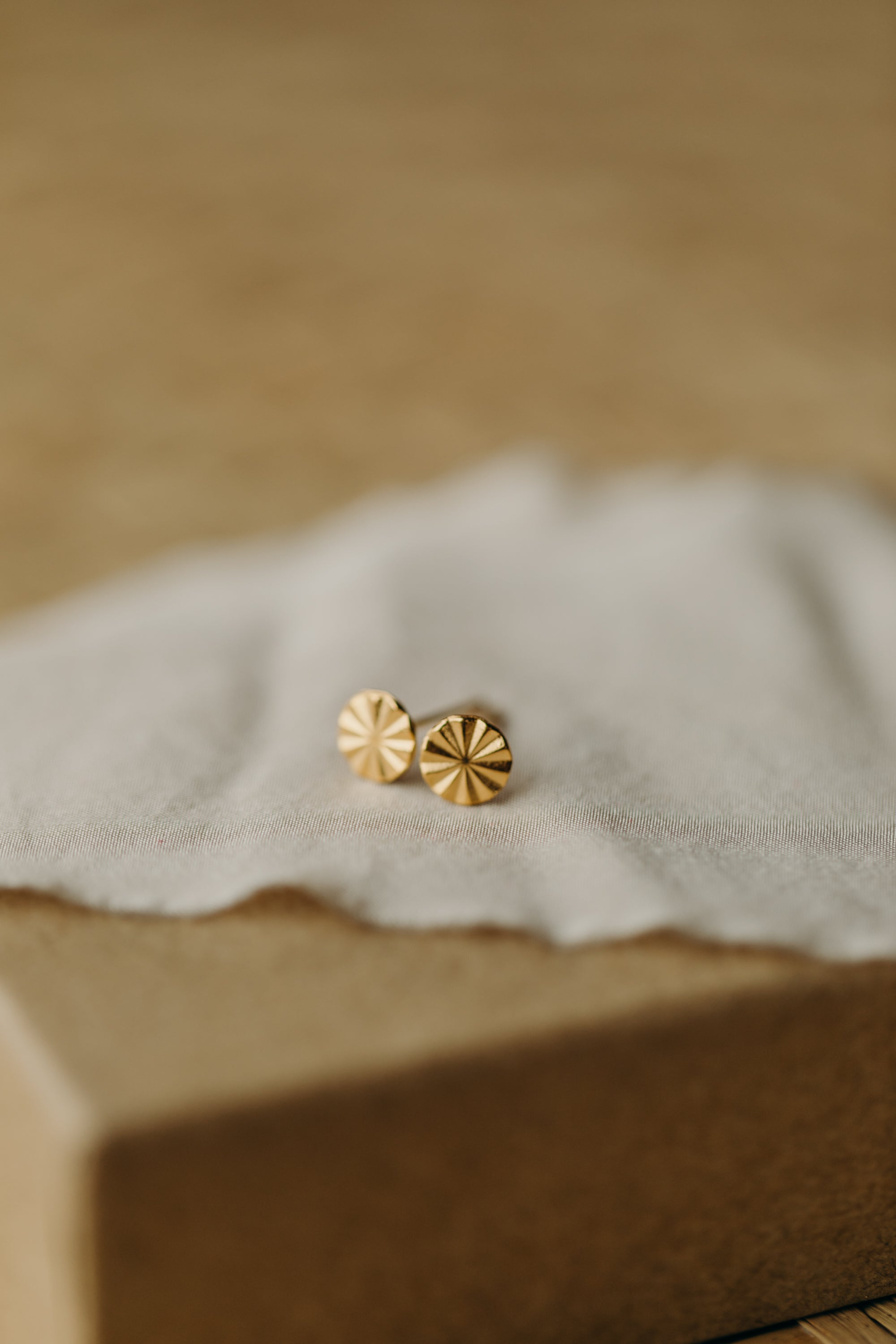 runder Ohrstecker mit Muster