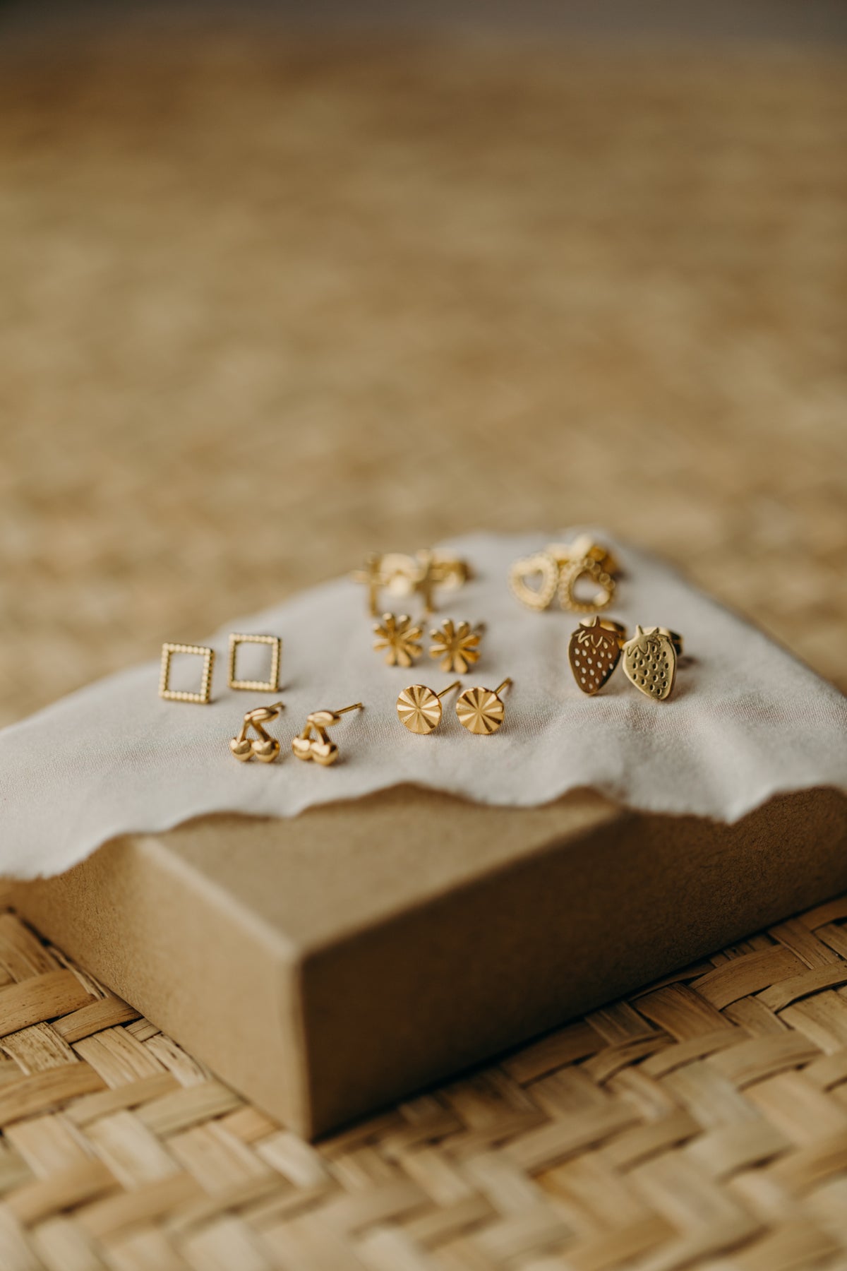 Ohrstecker breites gepunktetes Herz