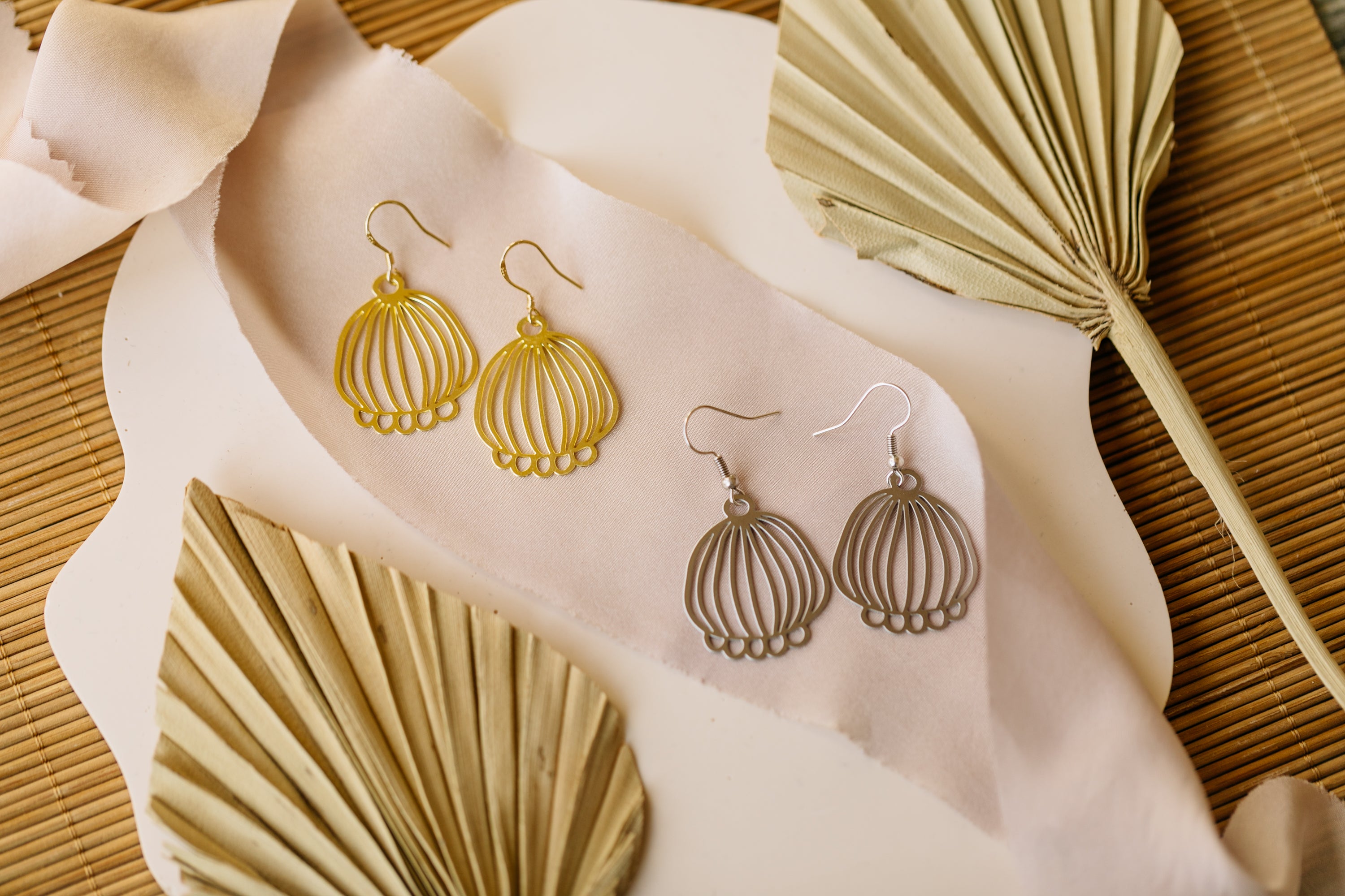 NABILA - Ohrringe aus Messing in Blumenform