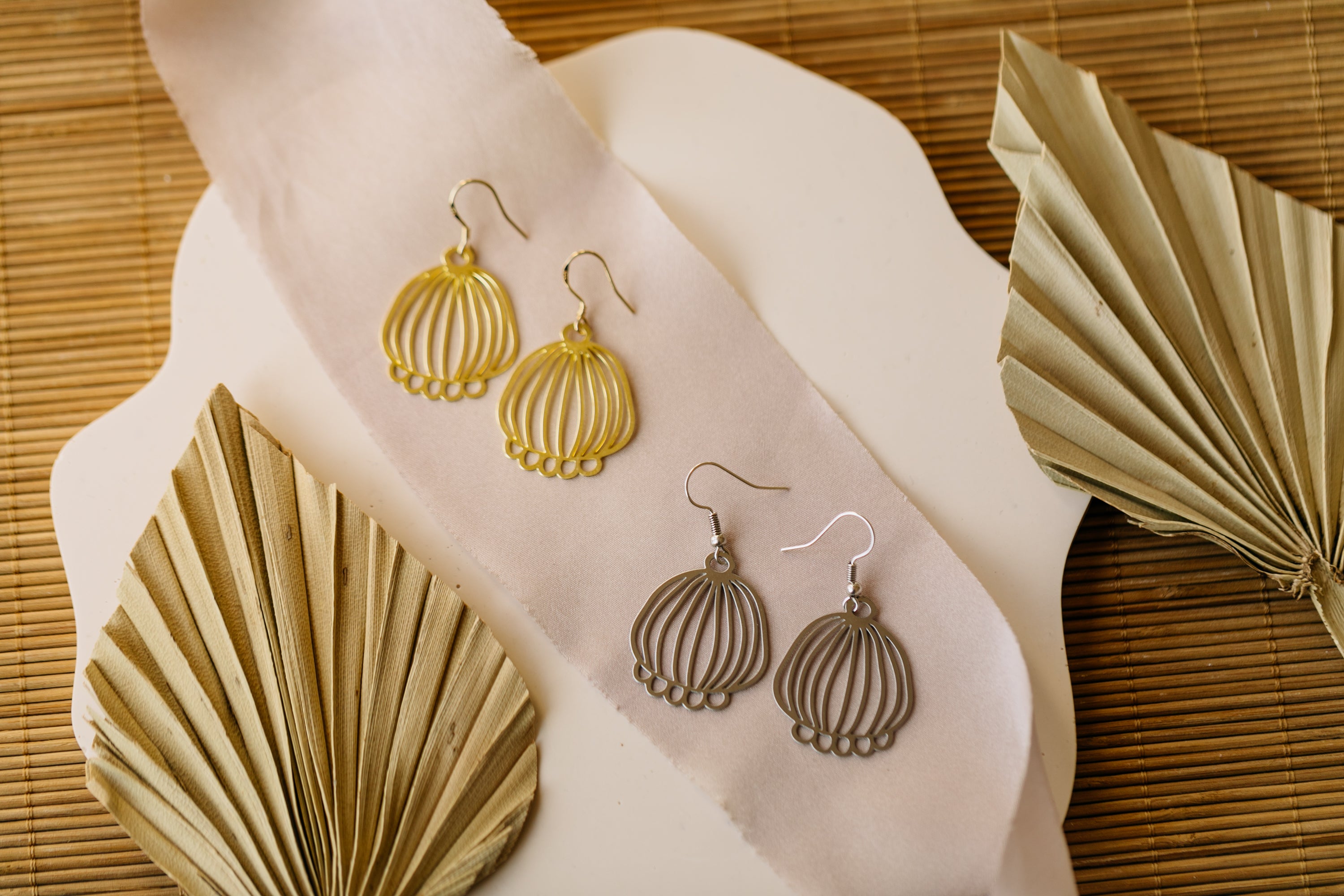 NABILA - Ohrringe aus Messing in Blumenform