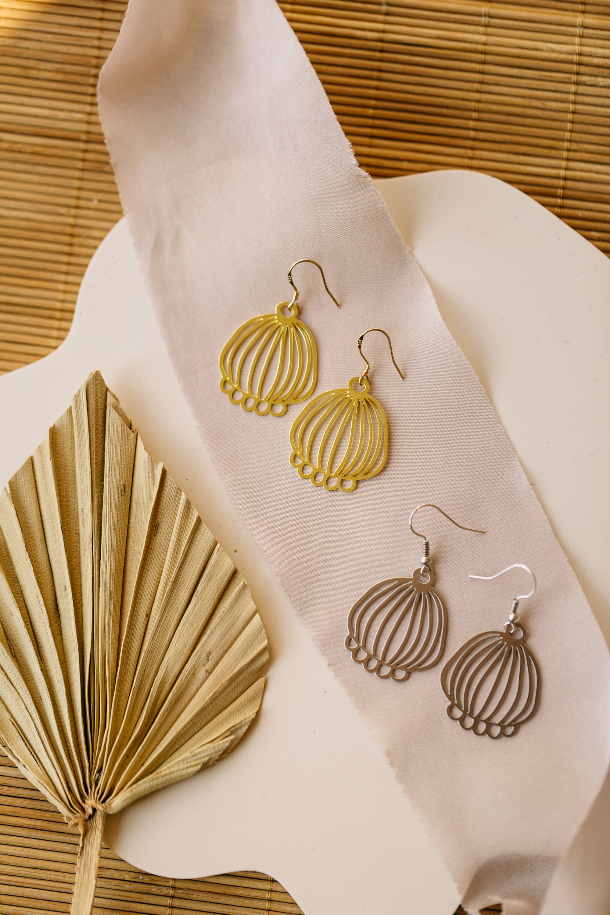 NABILA - Ohrringe aus Messing in Blumenform