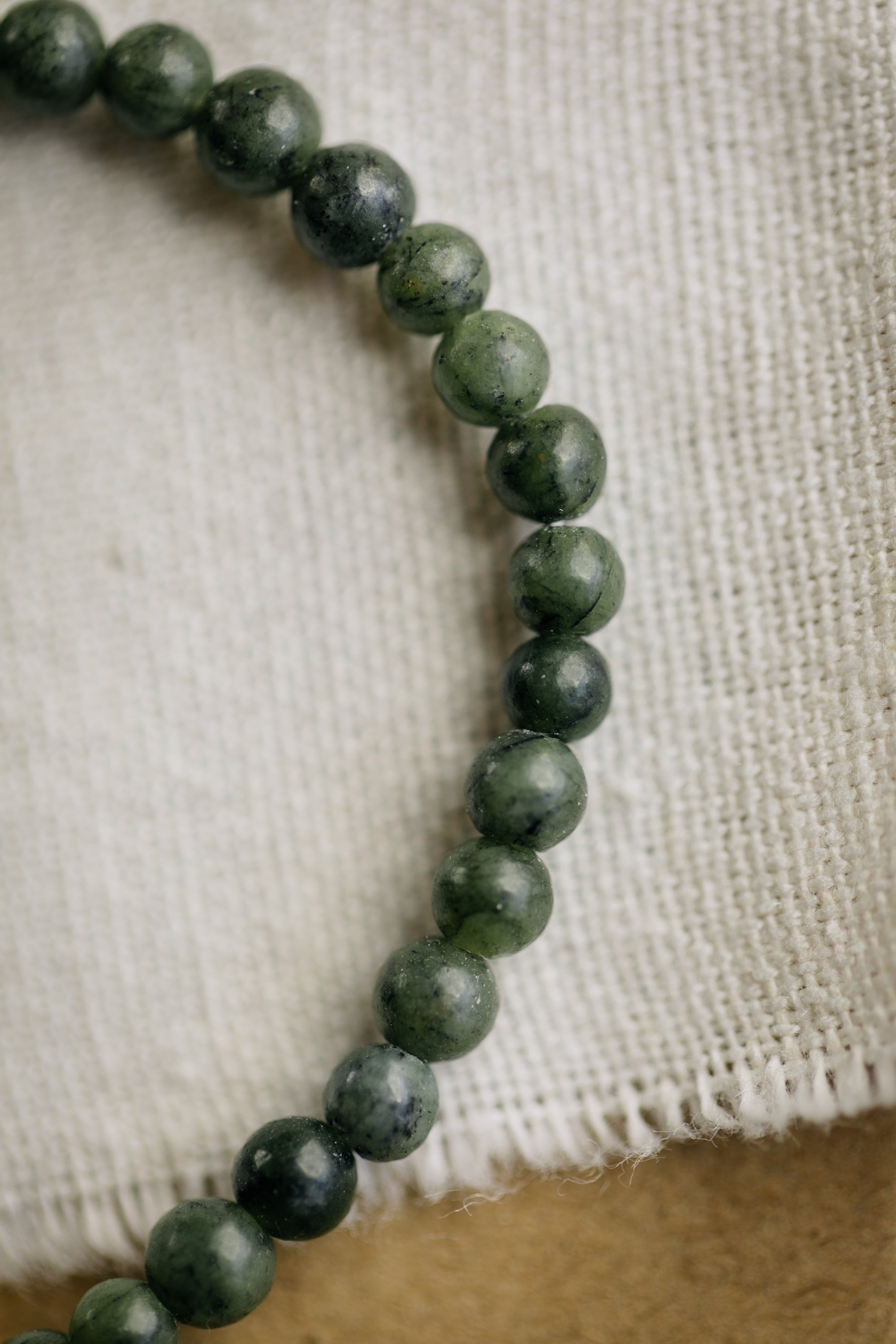 Armband mit dunkelgrünen Jade Edelstein Perlen