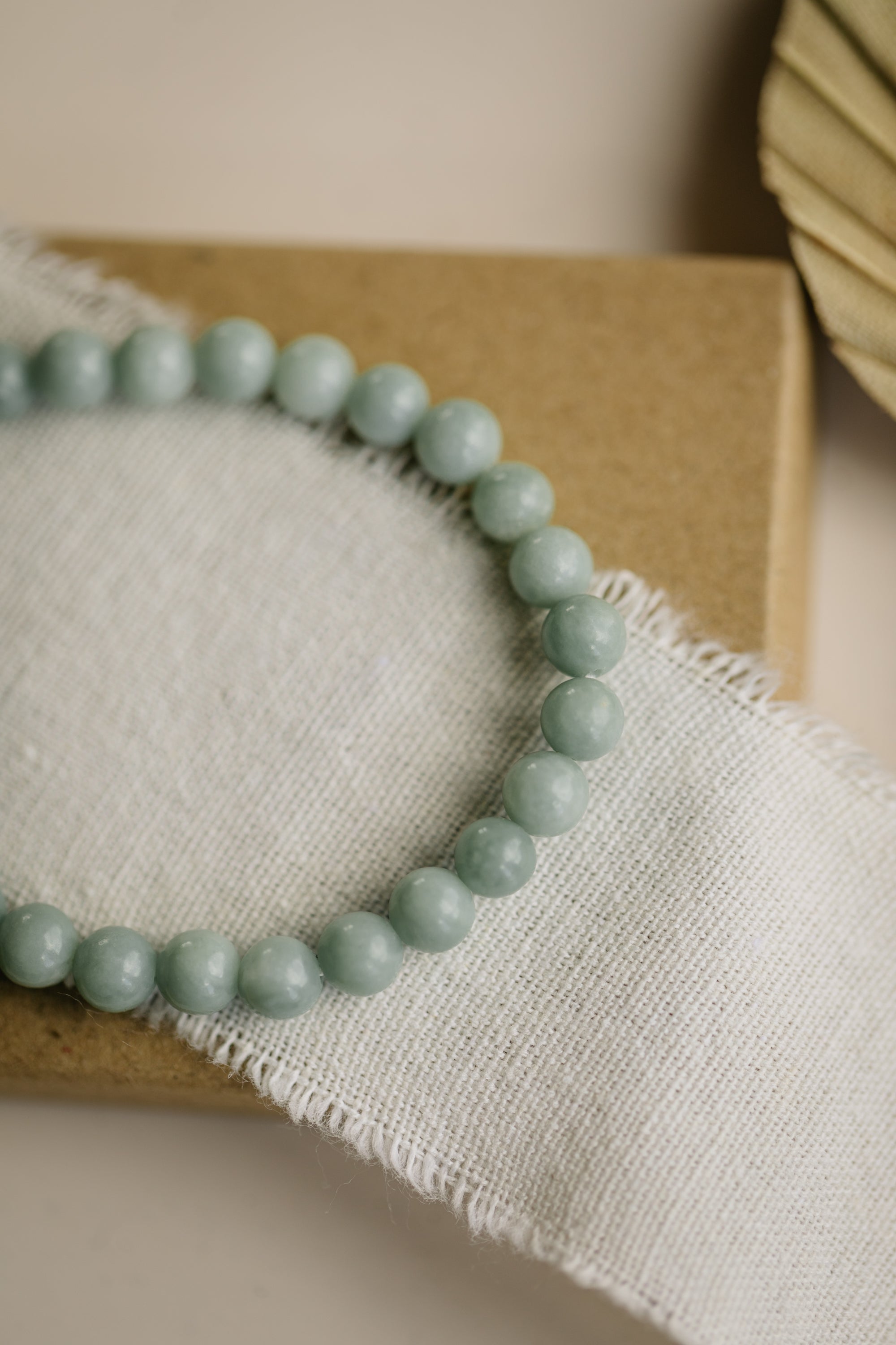 Armband mit hellgrünen Jade Edelstein Perlen