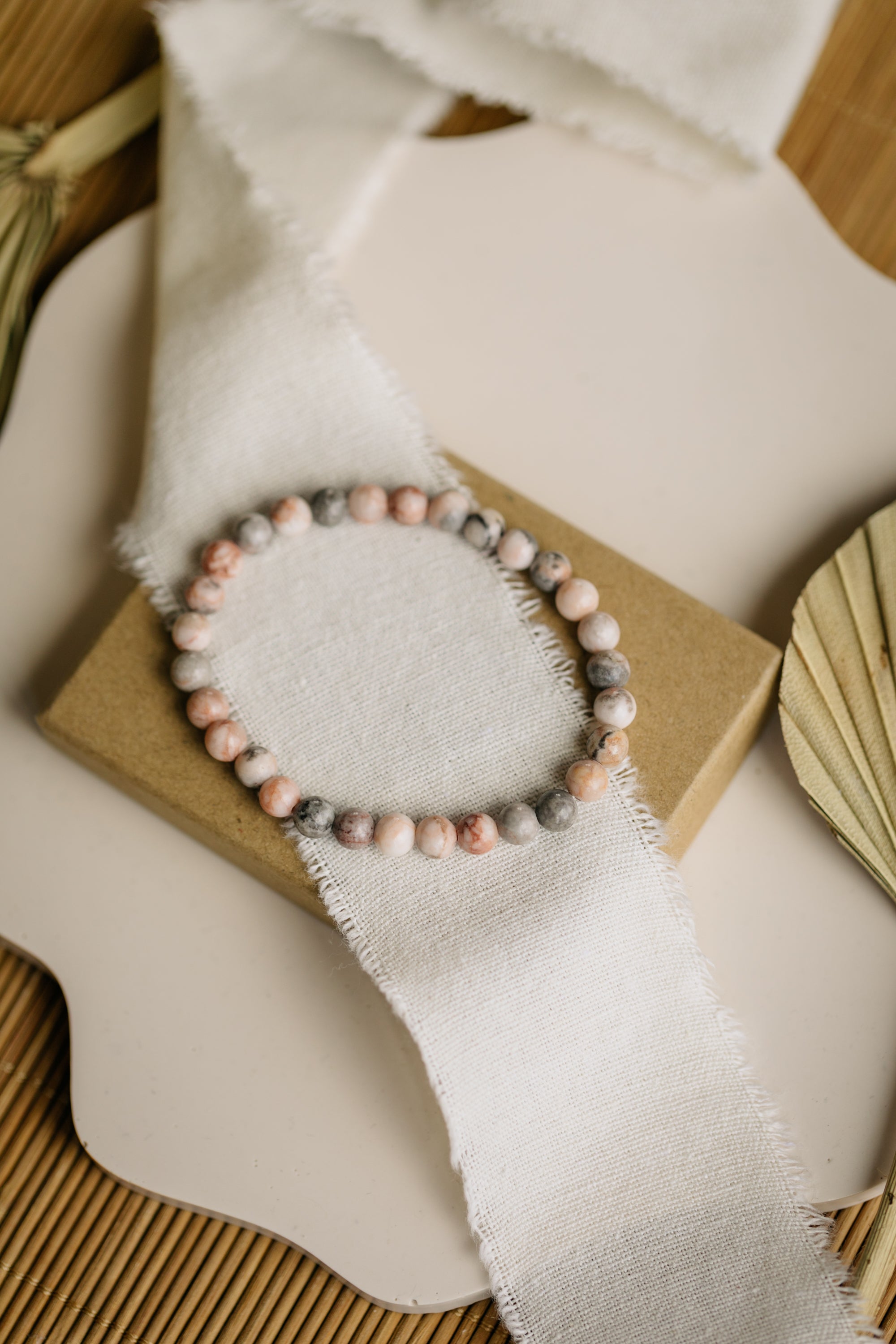Armband mit rosa grauen Achat Edelstein Perlen (6mm)