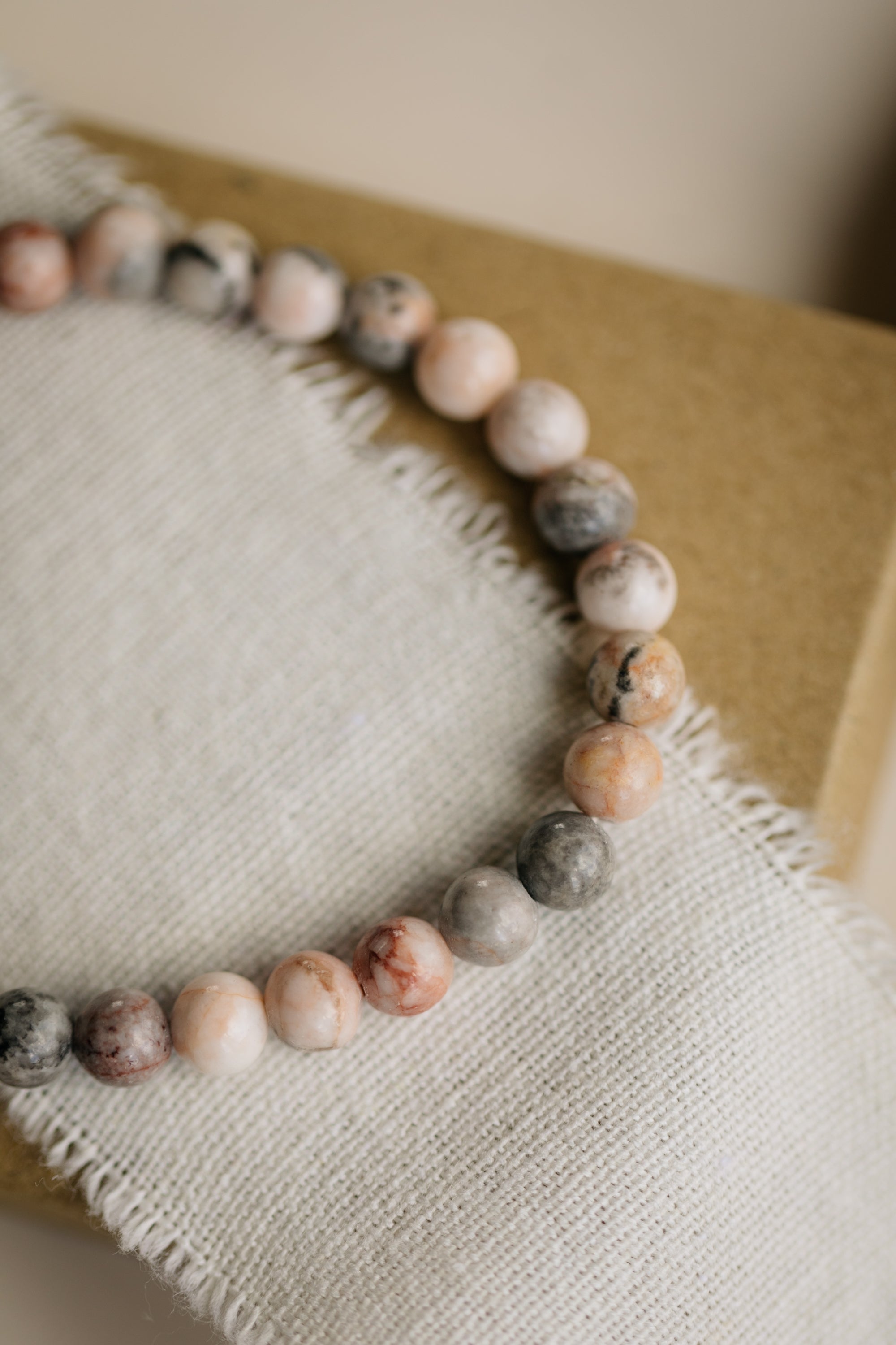 Armband mit rosa grauen Achat Edelstein Perlen (6mm)
