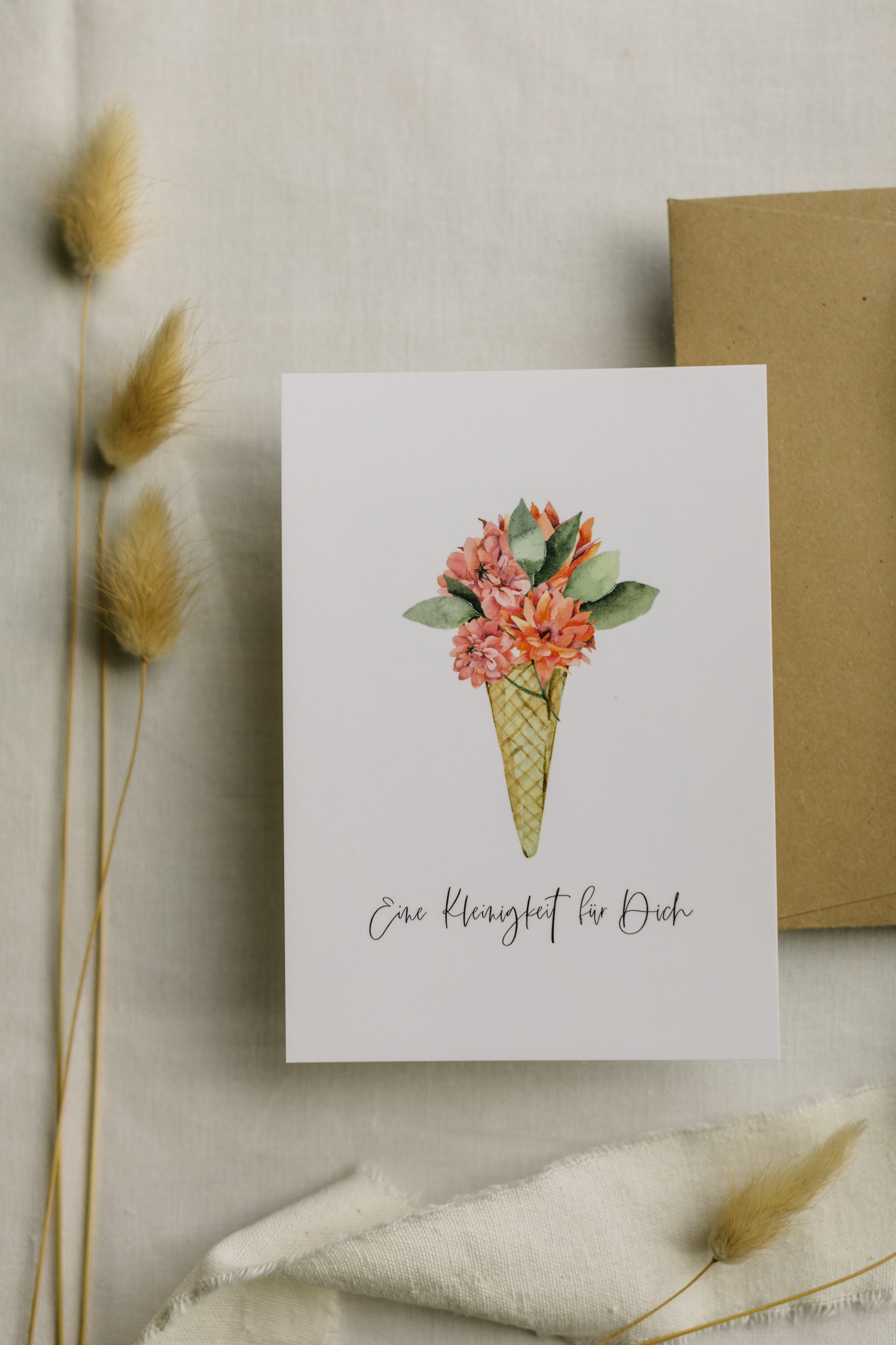 Postkarte Eistüte mit Blumen mit dem Aufdruck "Eine Kleinigkeit für dich"