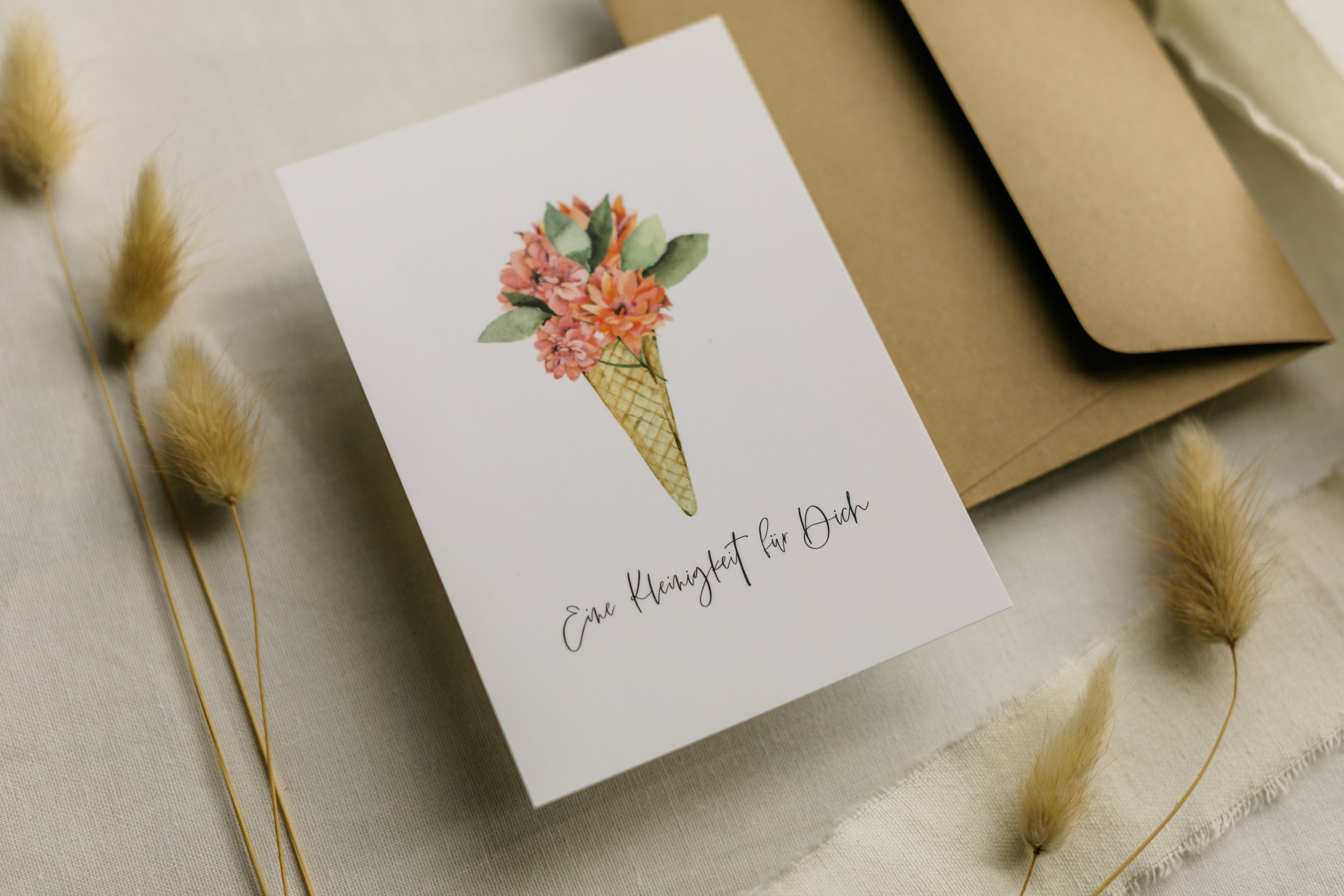 Postkarte Eistüte mit Blumen mit dem Aufdruck "Eine Kleinigkeit für dich"