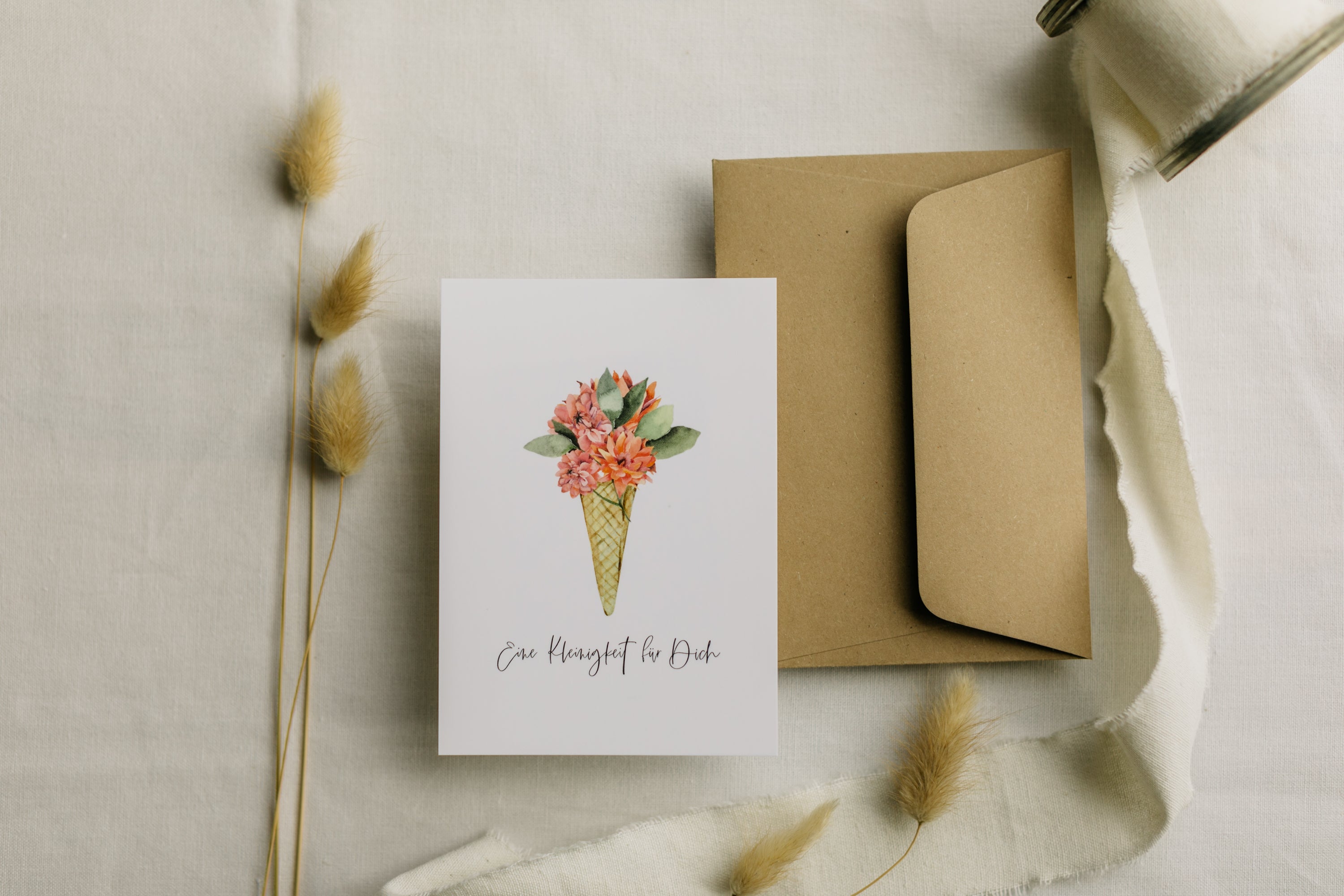 Postkarte Eistüte mit Blumen mit dem Aufdruck "Eine Kleinigkeit für dich"
