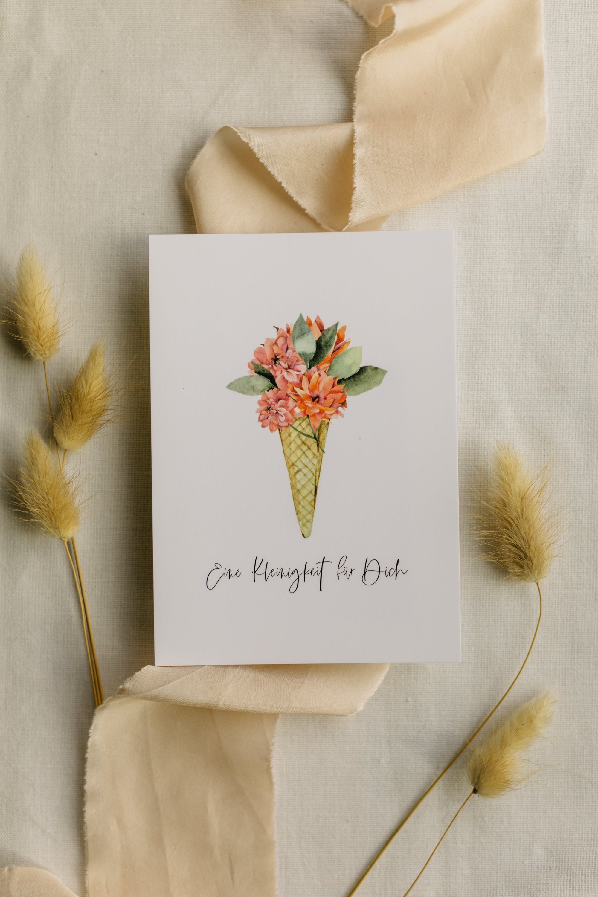 Postkarte Eistüte mit Blumen mit dem Aufdruck "Eine Kleinigkeit für dich"
