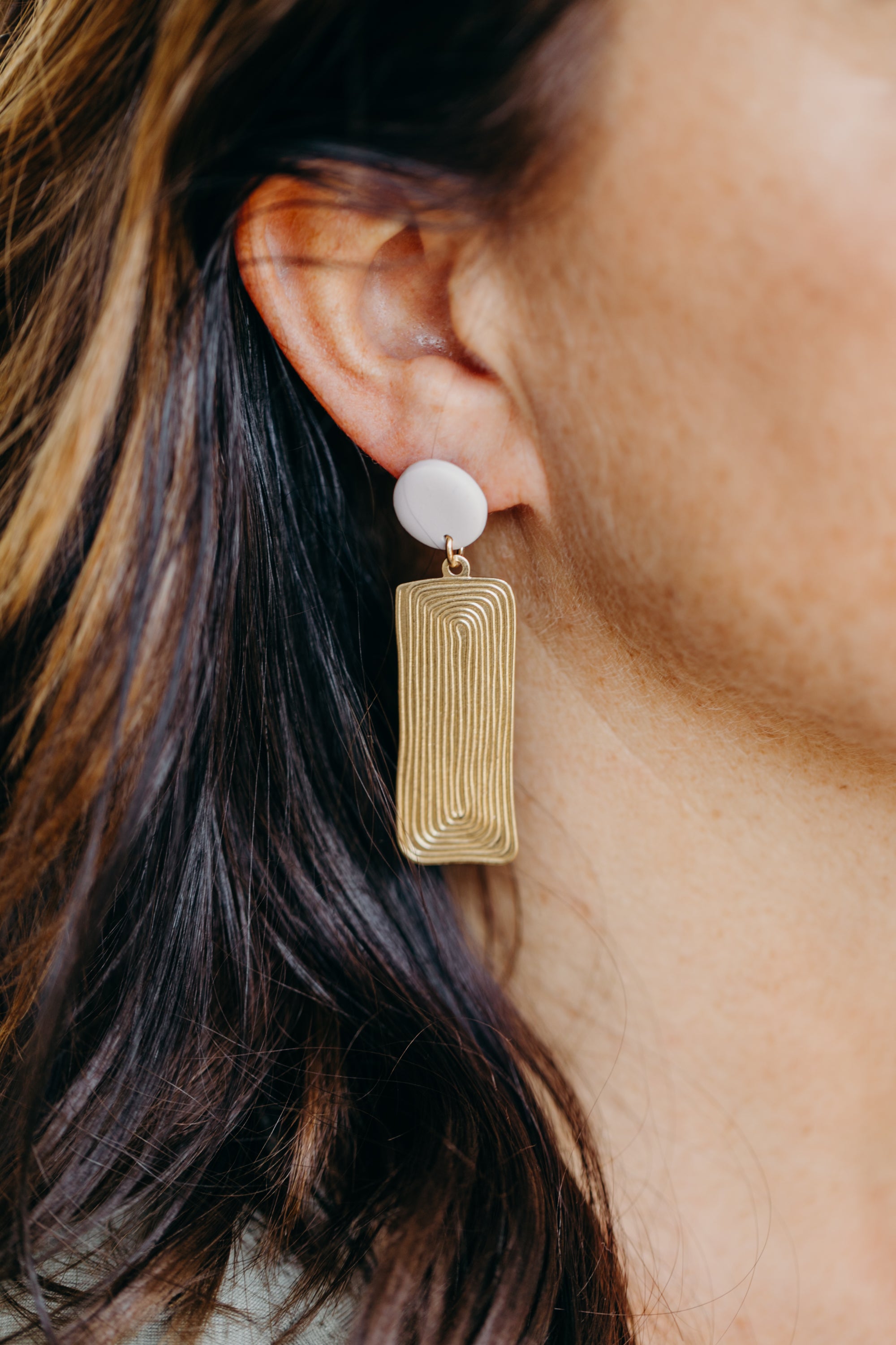 runde Polymer Ton Ohrringe mit langem Messinganhänger