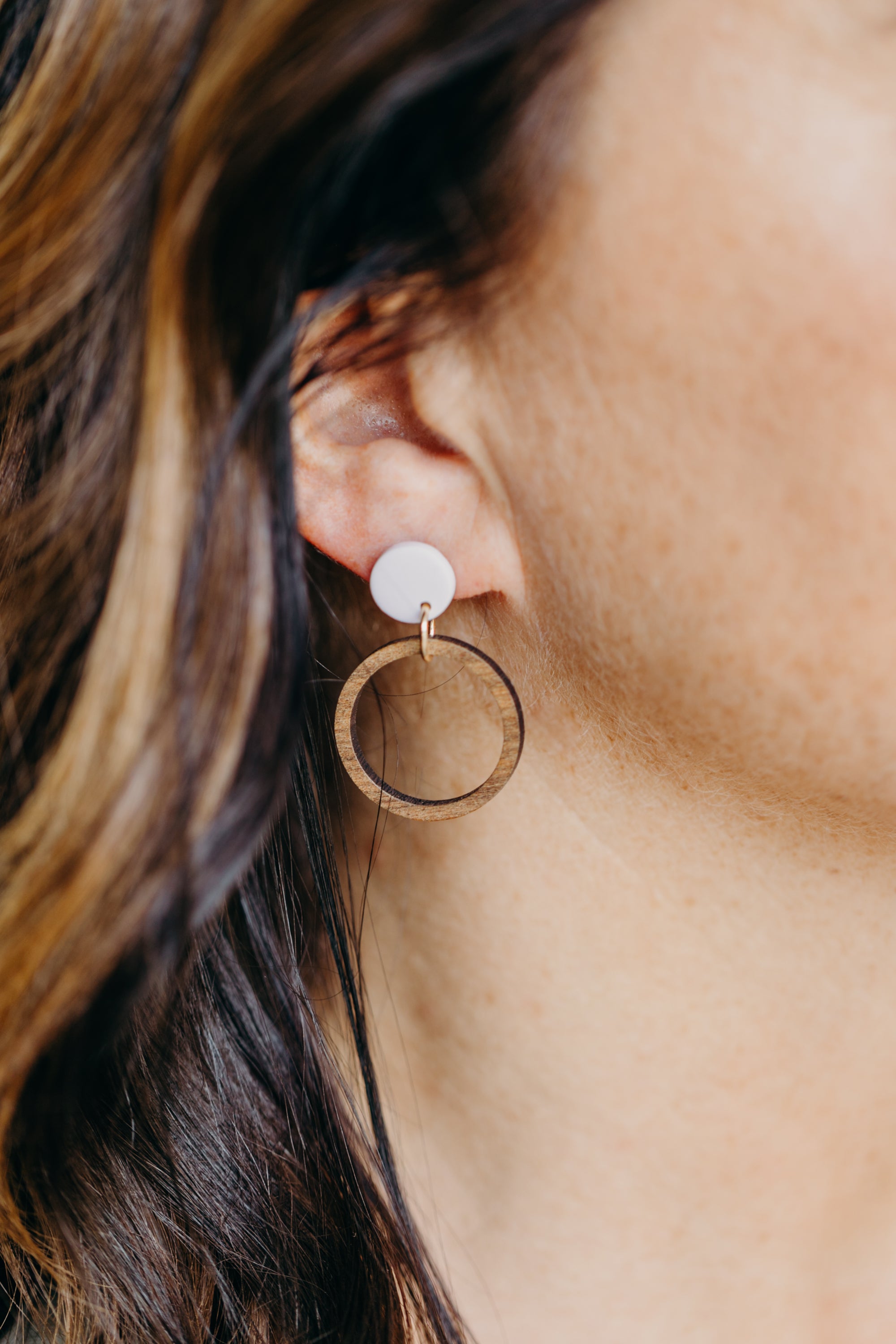 MALIA - runde Polymer Ton Ohrringe in Weiß mit Holzanhänger Kreis