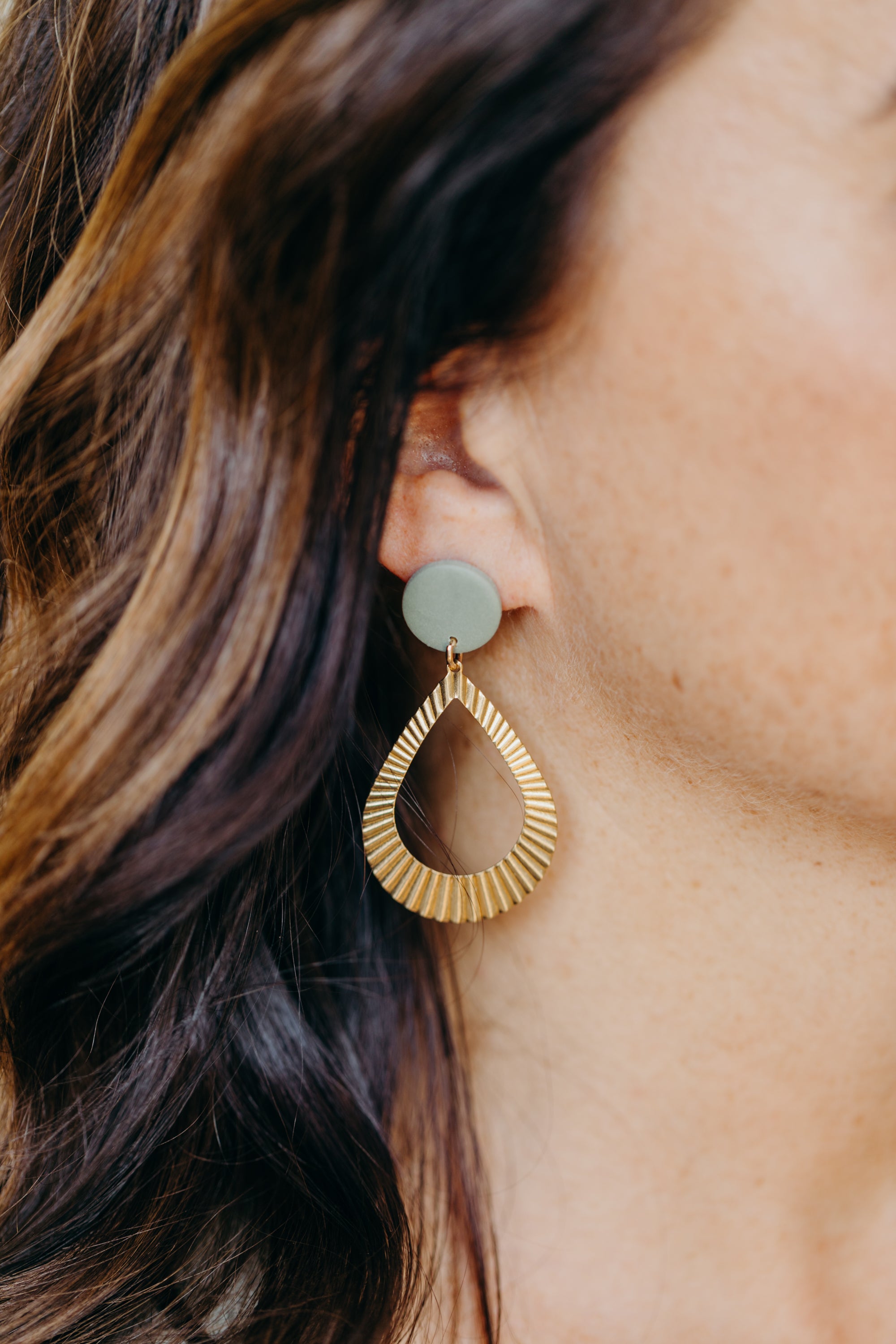 ALMA - Polymer Ton Ohrring in Eukalyptus Grün