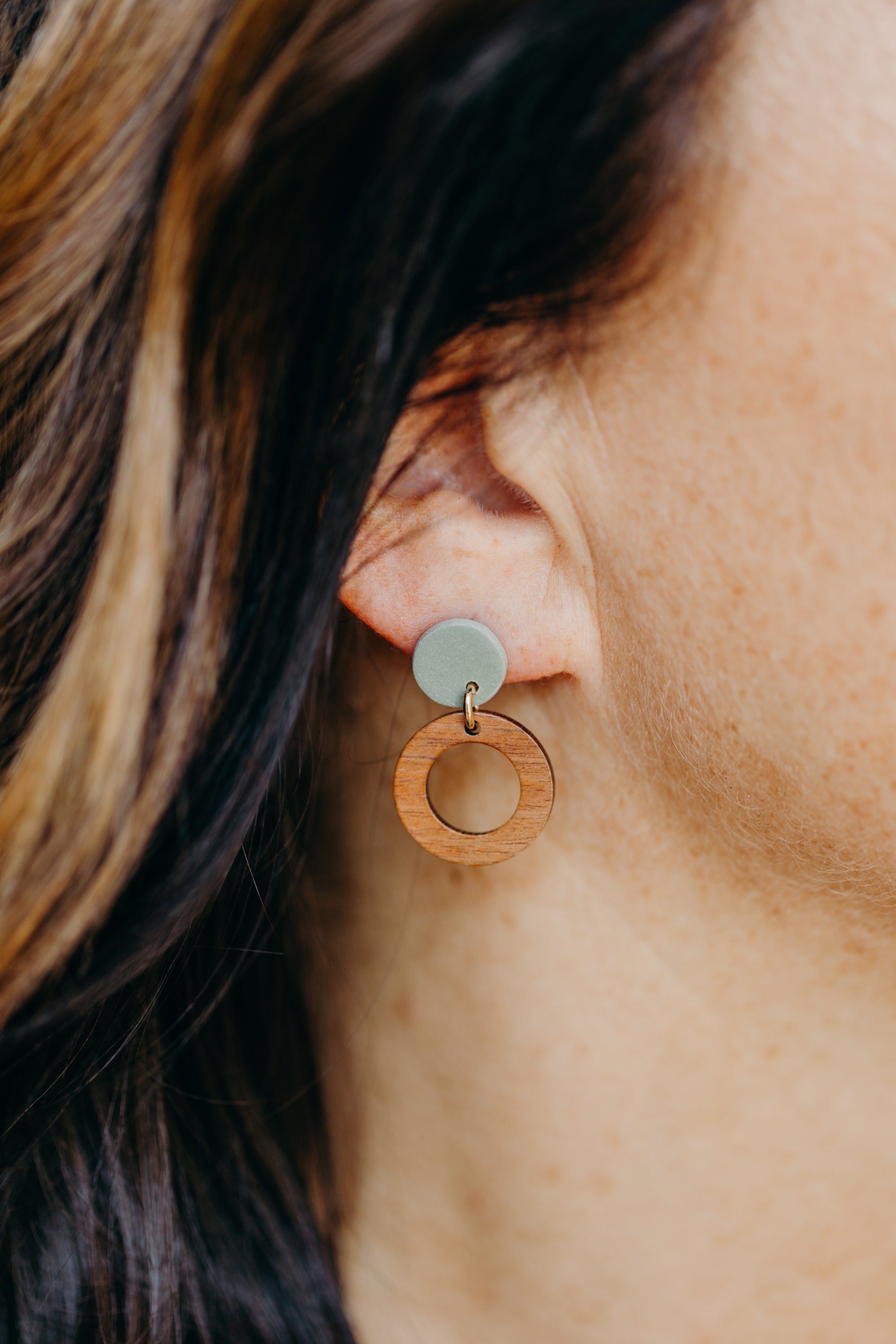 BECCA - runde Polymer Ton Ohrringe in Eukalyptus Grün mit Holzanhänger kleiner Kreis