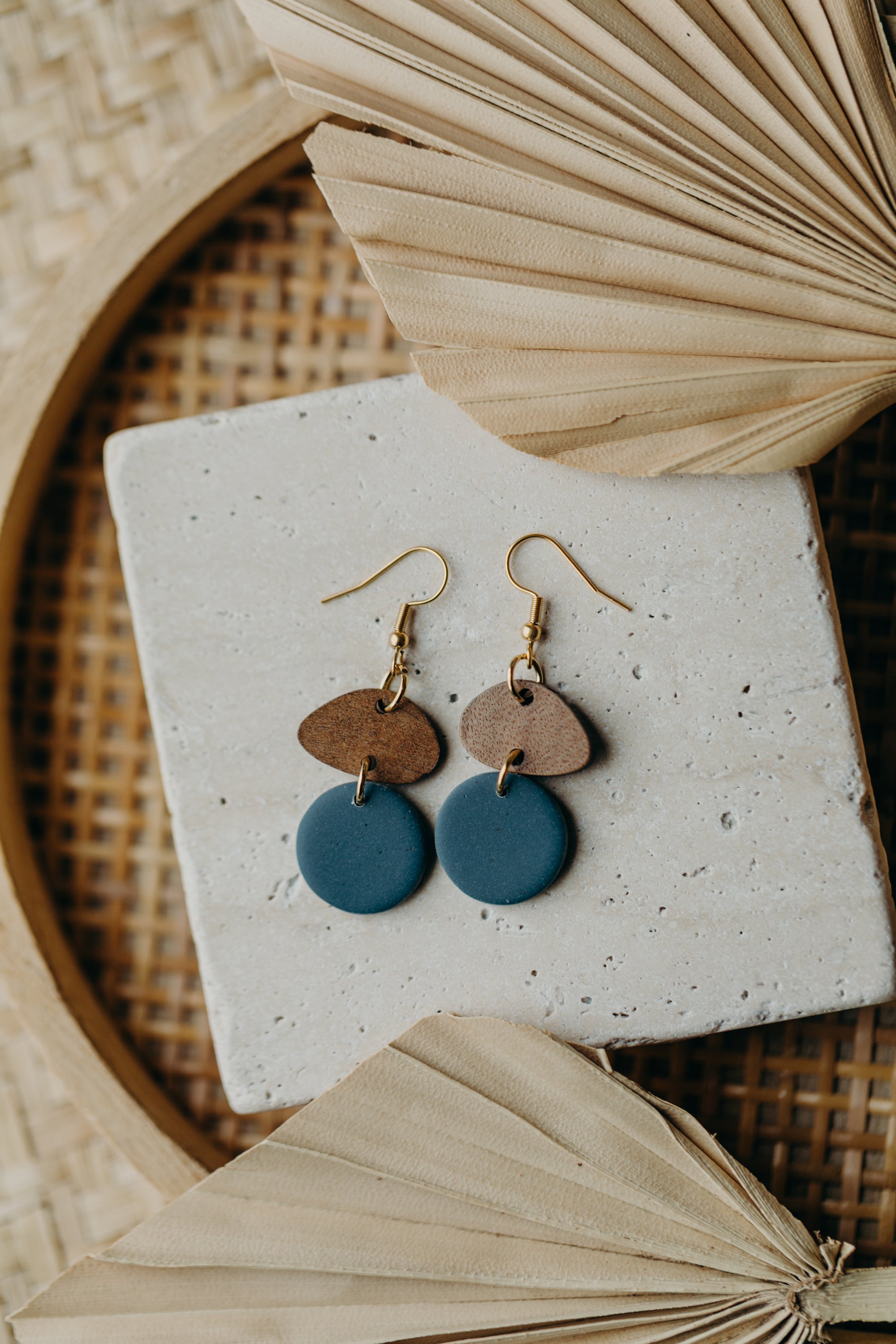 FABIENNE - runder Polymer Ton Ohrringe in Dunklem Jeansblau mit Holzanhänger