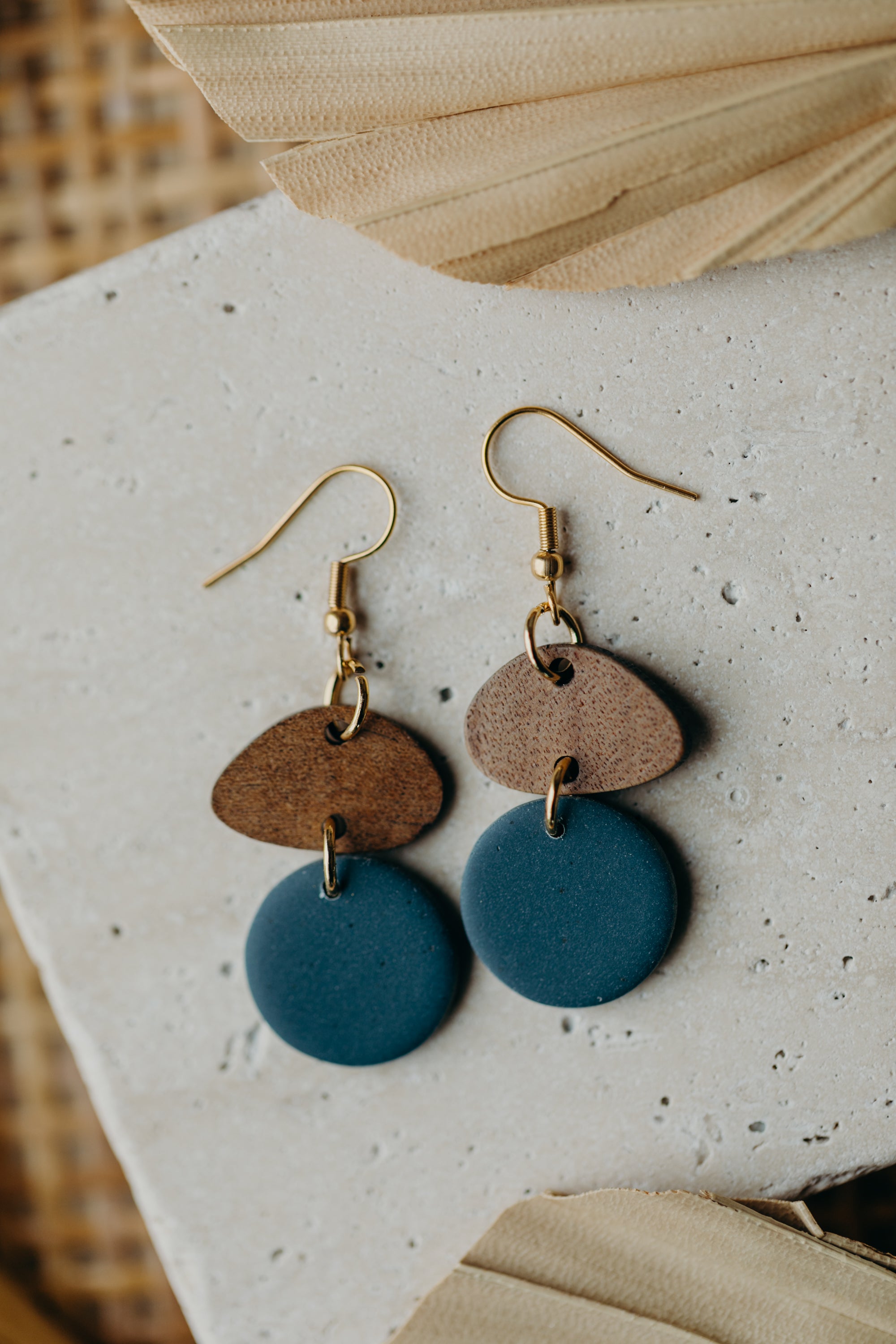 FABIENNE - runder Polymer Ton Ohrringe in Dunklem Jeansblau mit Holzanhänger