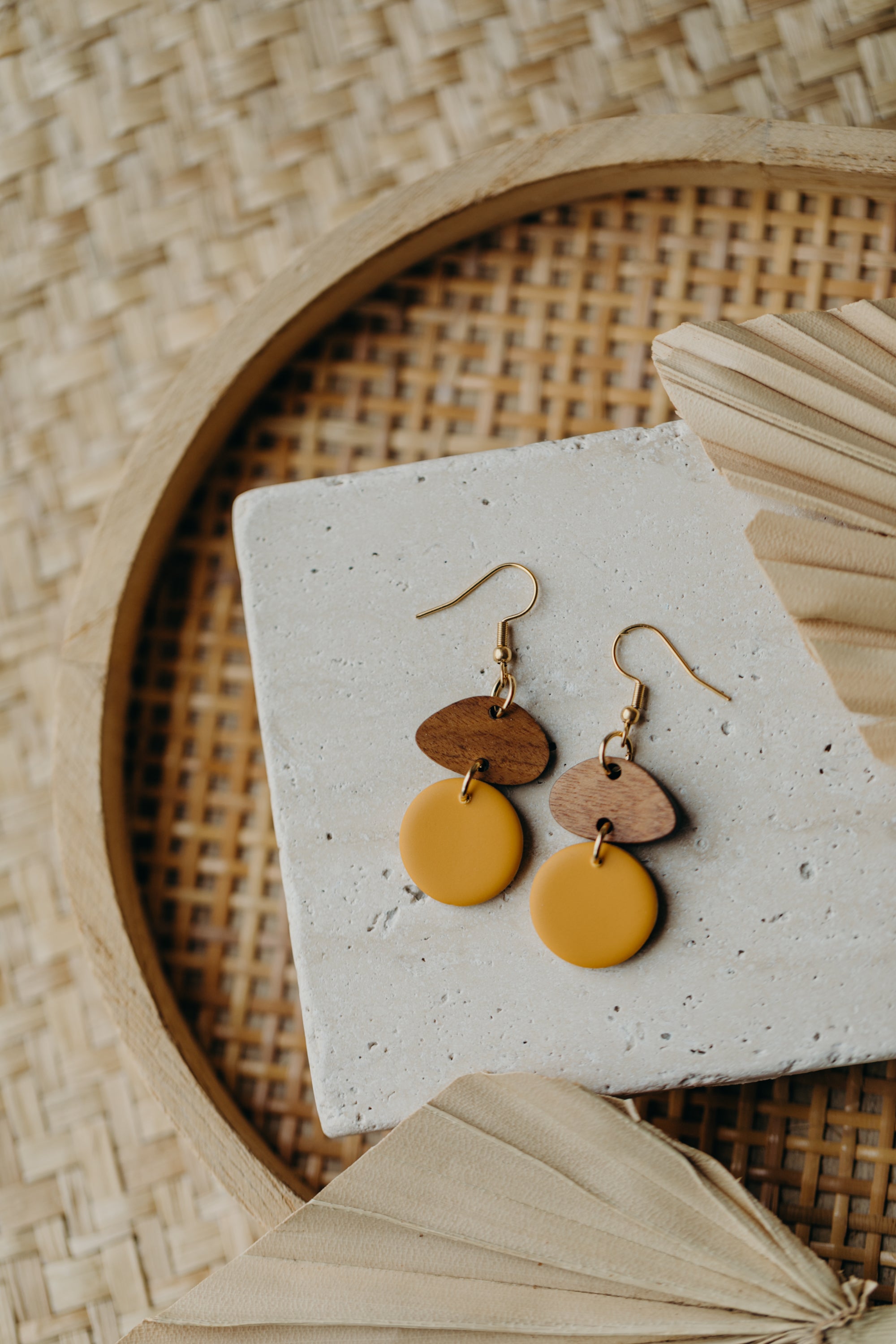 FABIENNE - runder Polymer Ton Ohrringe in Senfgelb mit Holzanhänger