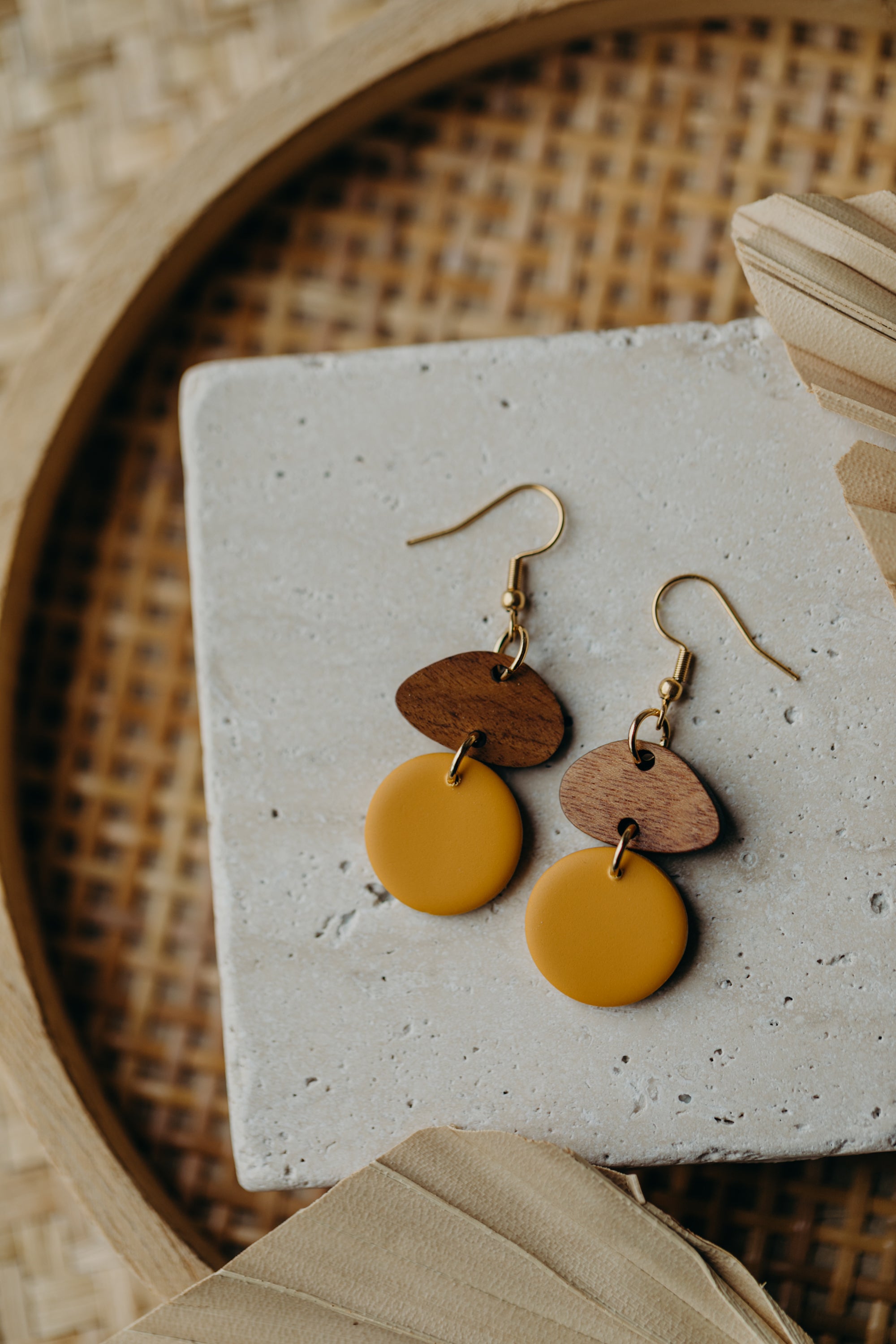 FABIENNE - runder Polymer Ton Ohrringe in Senfgelb mit Holzanhänger