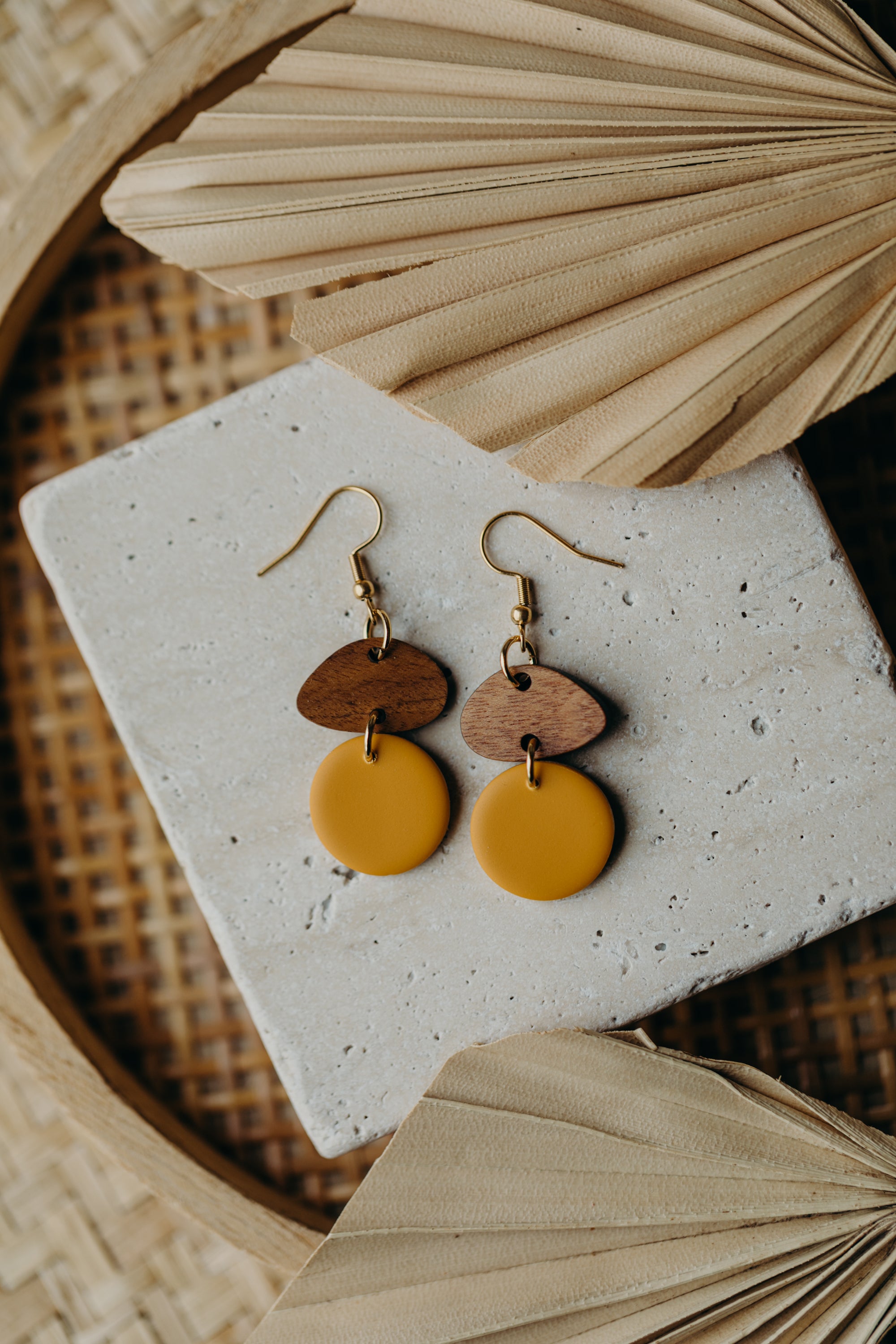 FABIENNE - runder Polymer Ton Ohrringe in Senfgelb mit Holzanhänger