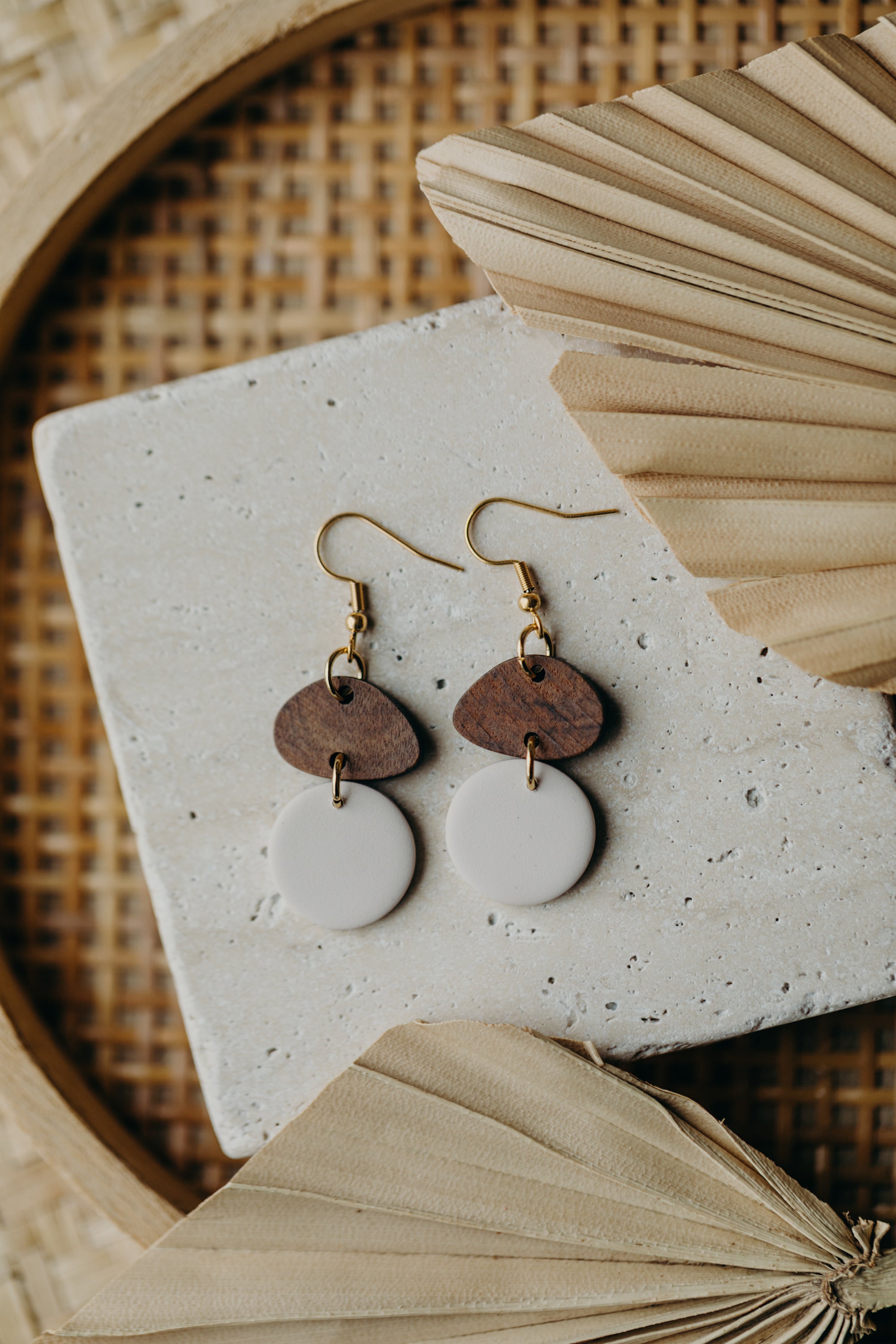 FABIENNE - runder Polymer Ton Ohrringe in Vanille mit Holzanhänger