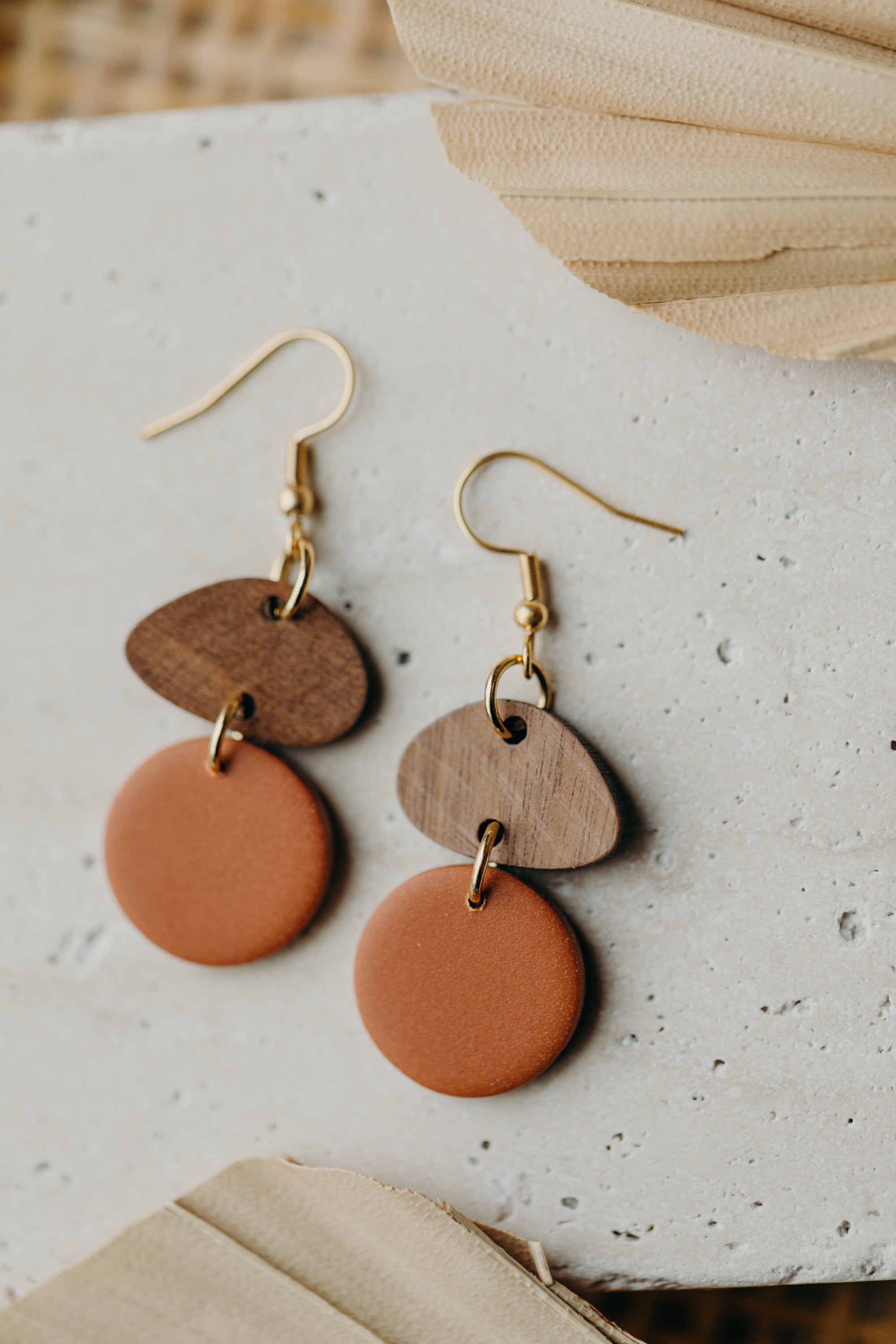 FABIENNE - runder Polymer Ton Ohrringe in Zimt mit Holzanhänger