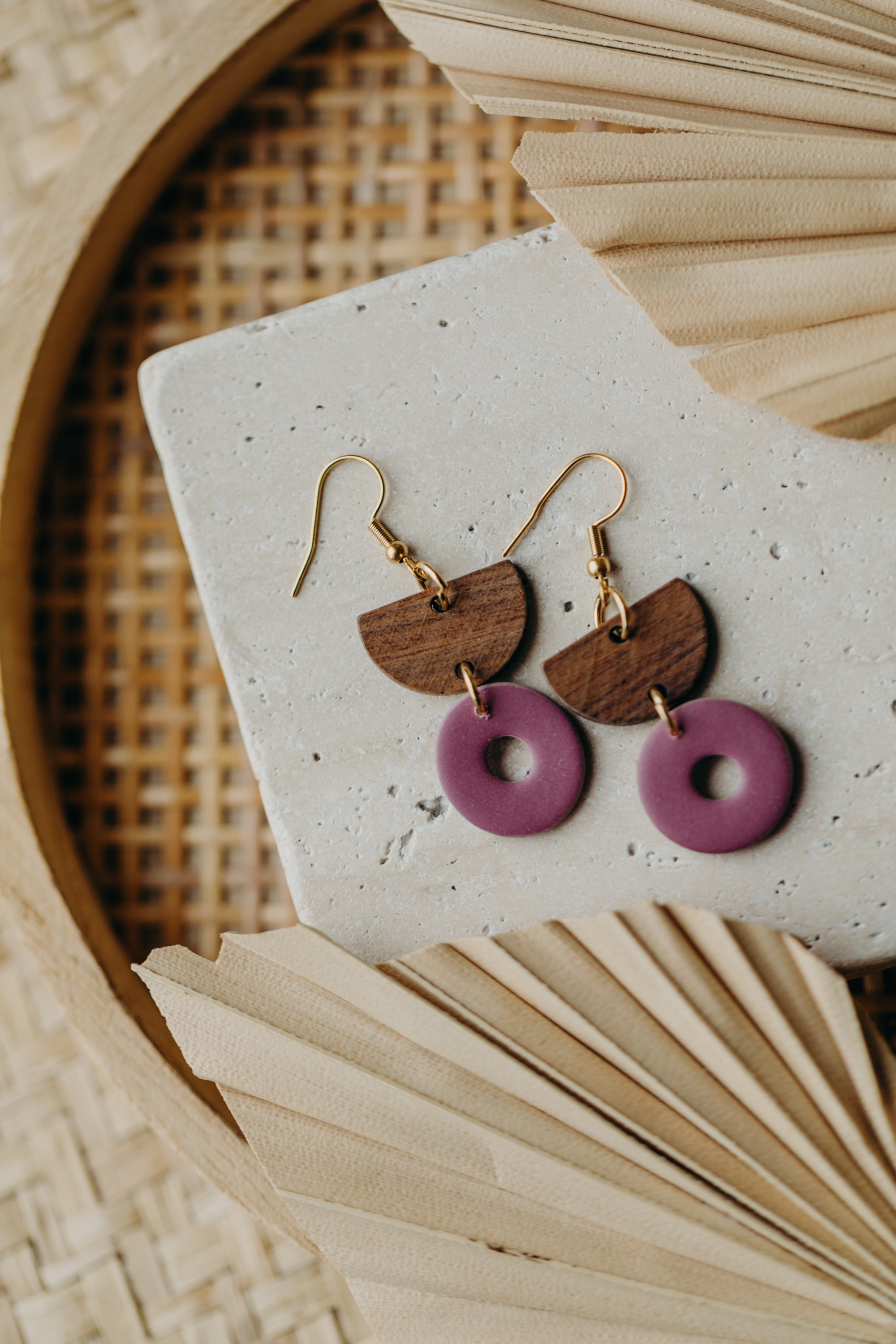 FARINA - kreisförmger Polymer Ton Ohrringe in Fuchsia mit Holzanhänger