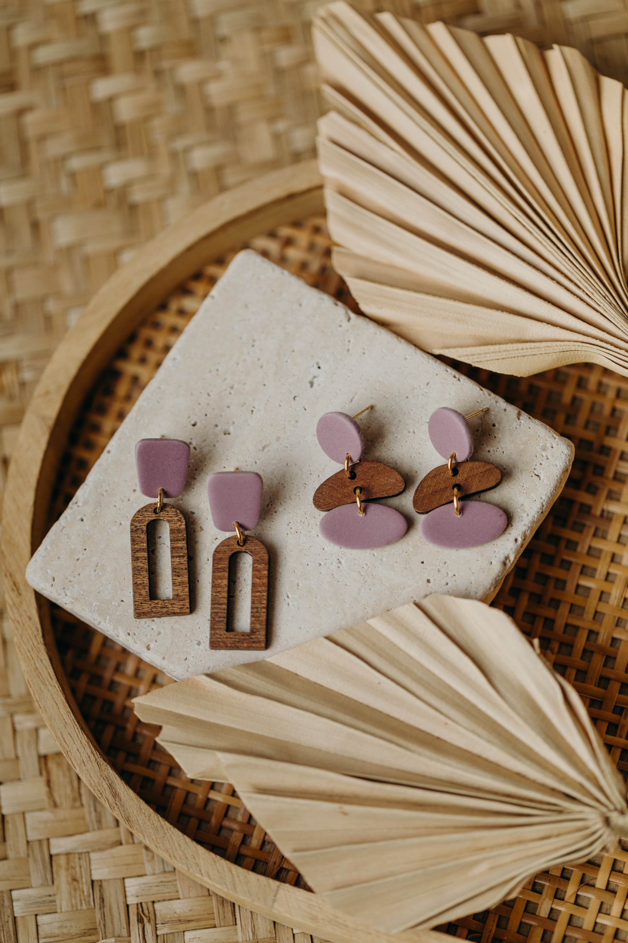 FILIPPA - ovale Polymer Ton Ohrringe in Lila mit organischem Holzanhänger