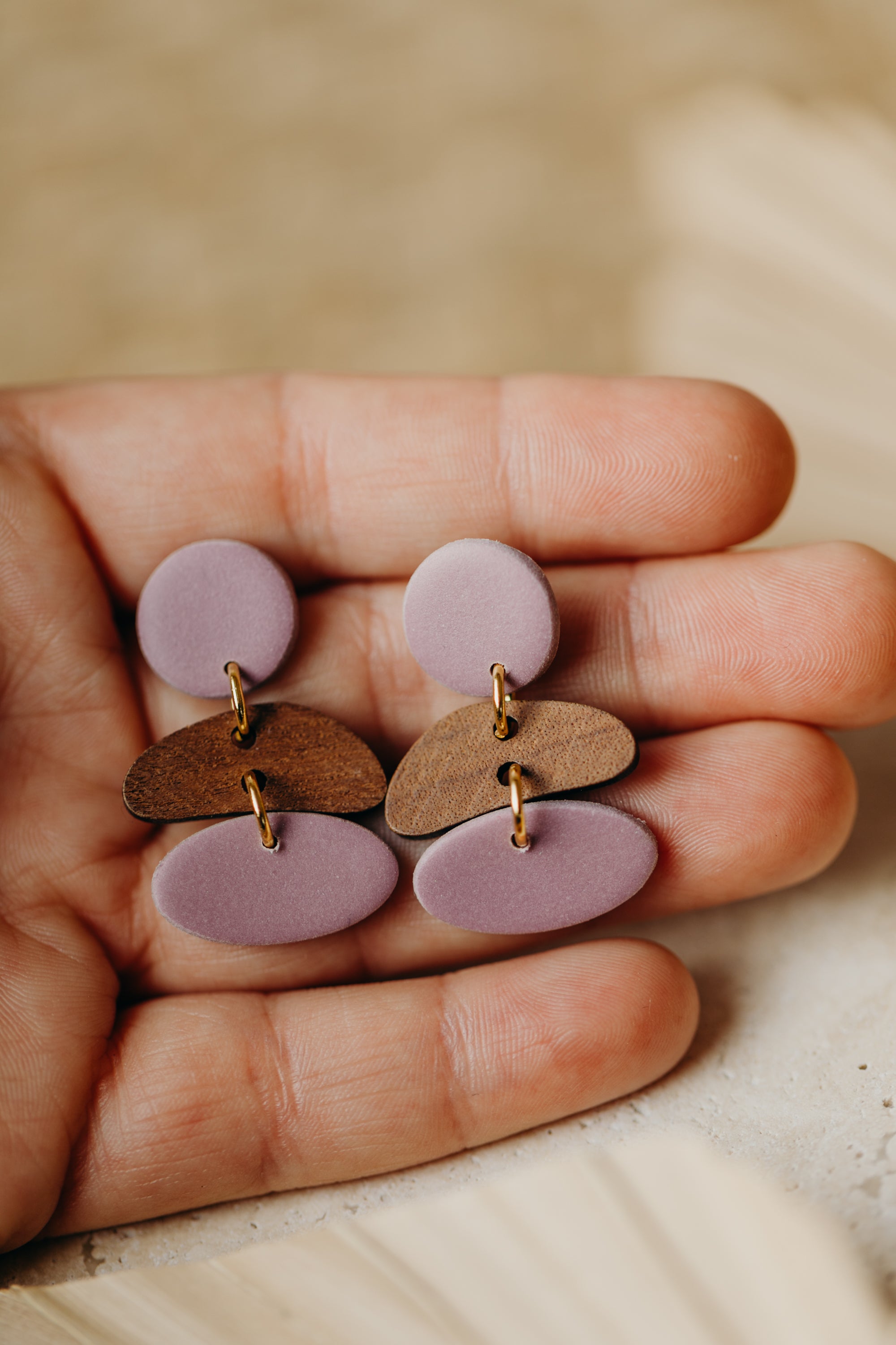 FILIPPA - ovale Polymer Ton Ohrringe in Lila mit organischem Holzanhänger