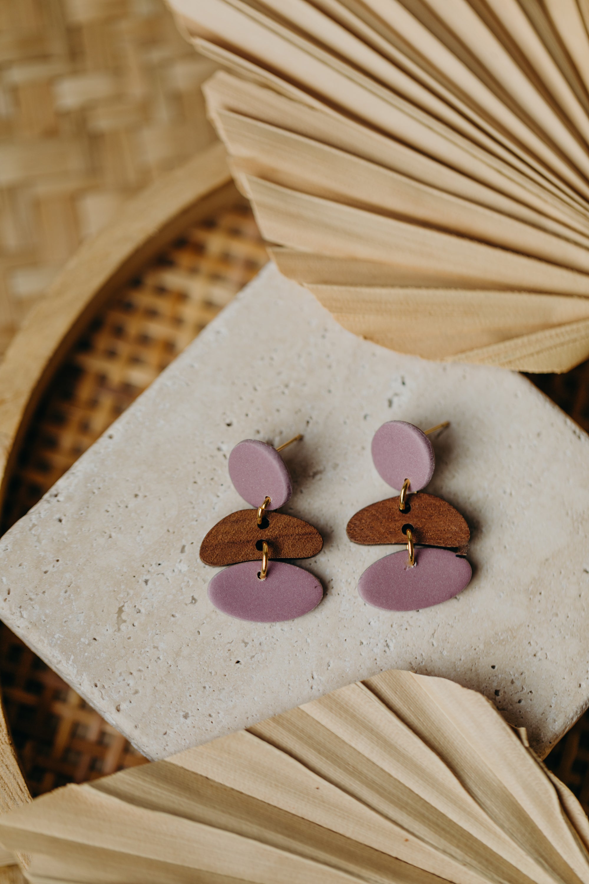 FILIPPA - ovale Polymer Ton Ohrringe in Lila mit organischem Holzanhänger