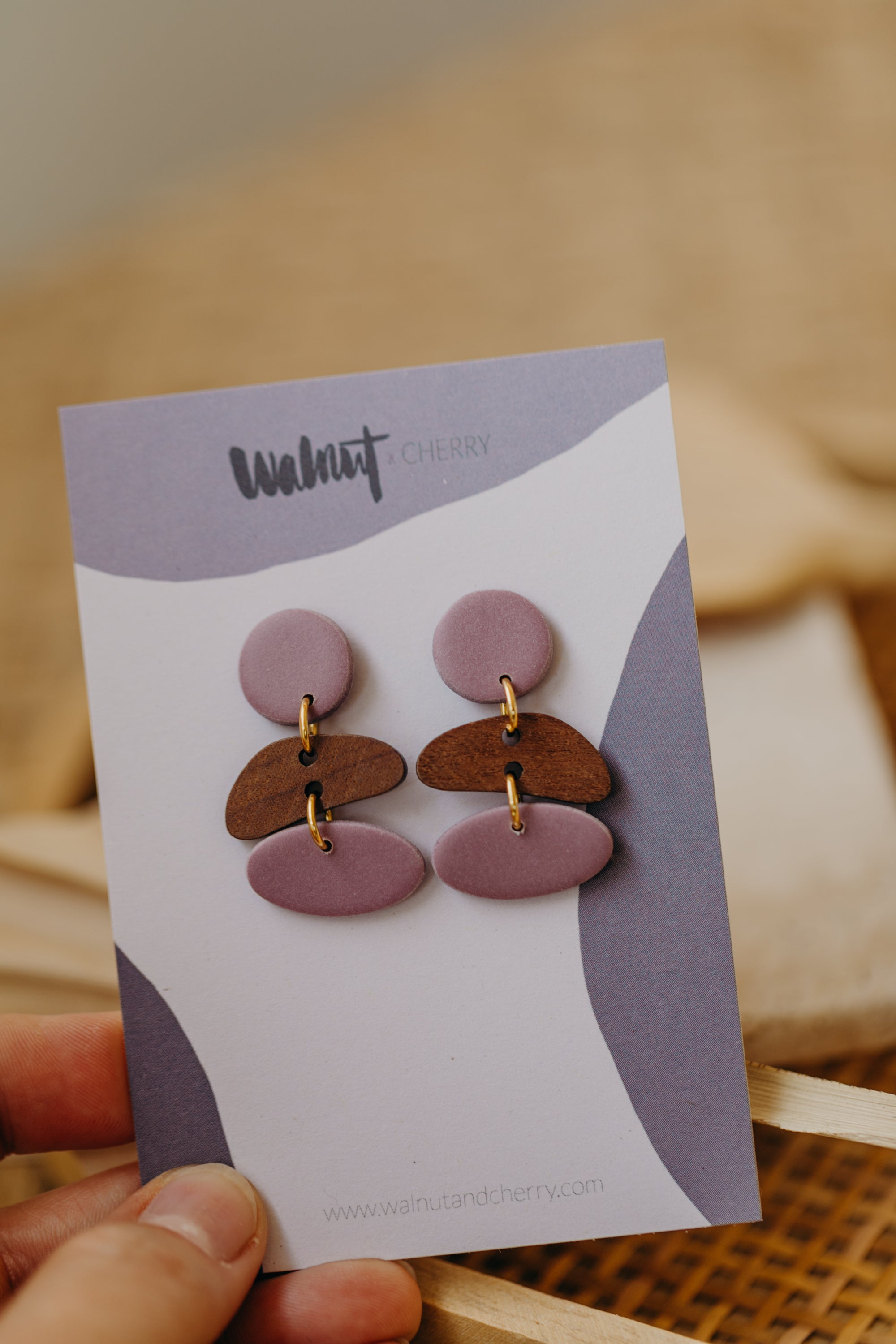 FILIPPA - ovale Polymer Ton Ohrringe in Lila mit organischem Holzanhänger