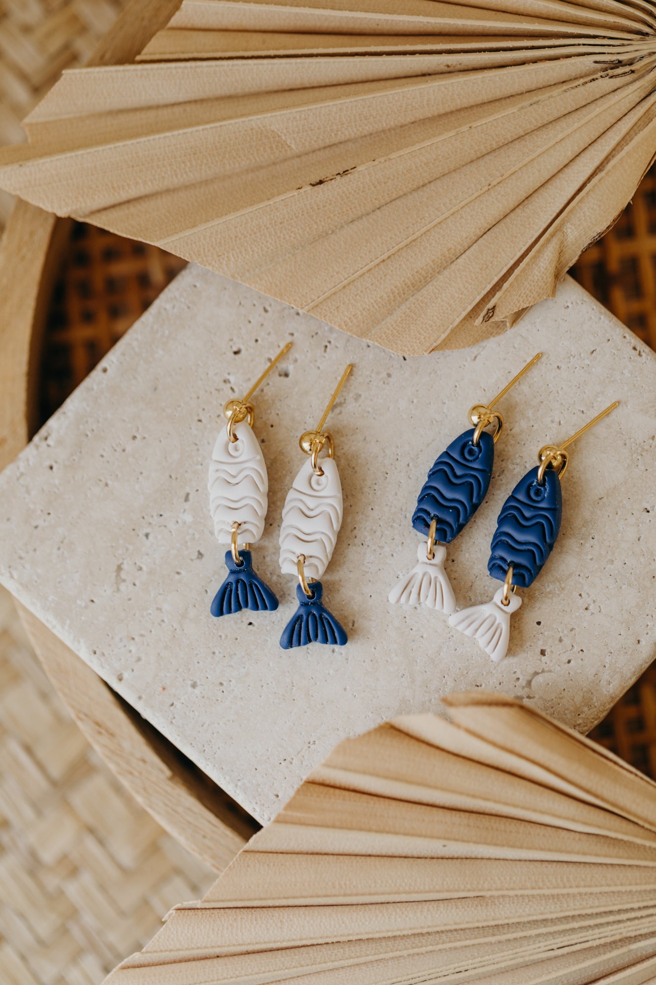 FINA - blau-weiße Fisch Ohrringe