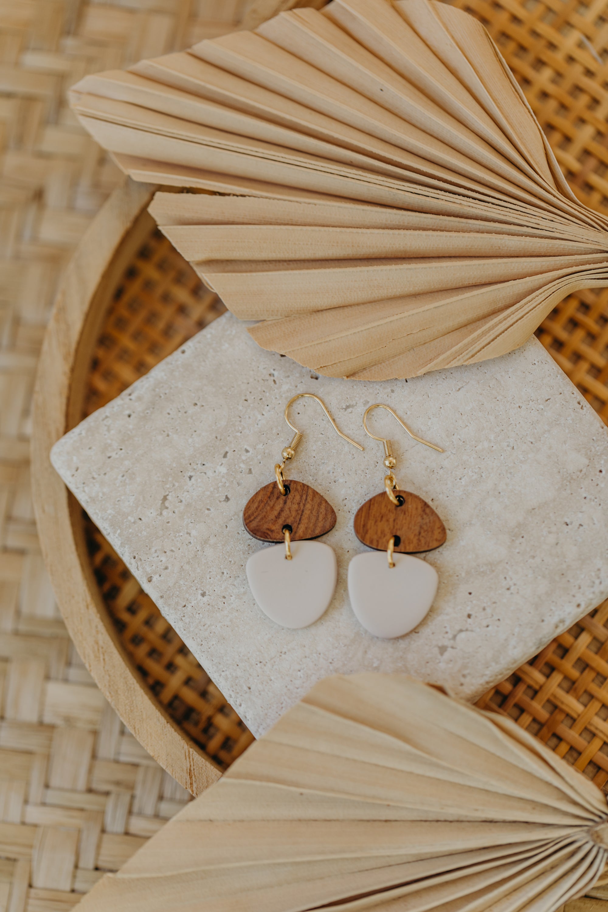 FLEUR - abgerundete Polymer Ton Ohrringe in Vanille mit Holzanhänger