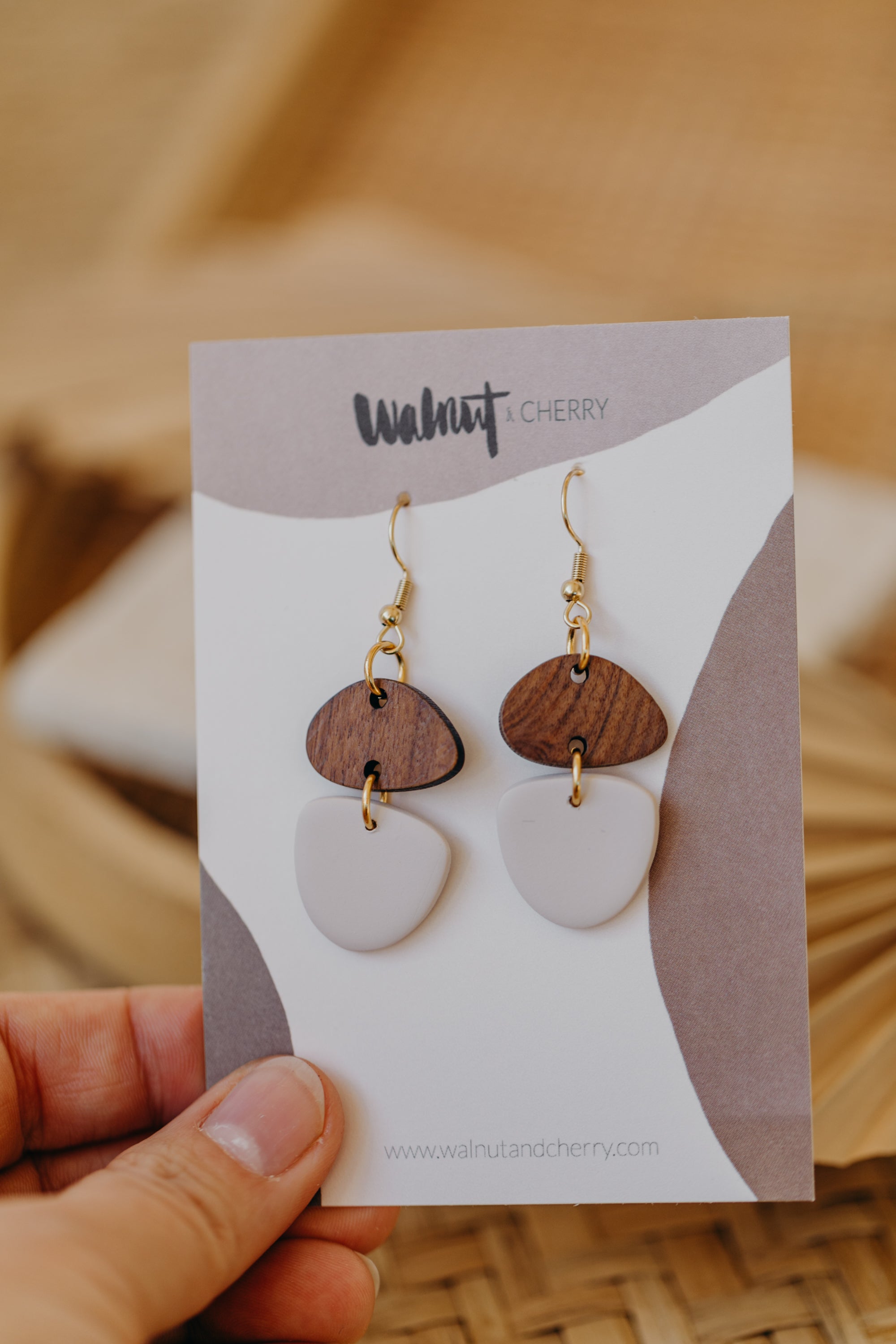 FLEUR - abgerundete Polymer Ton Ohrringe in Vanille mit Holzanhänger