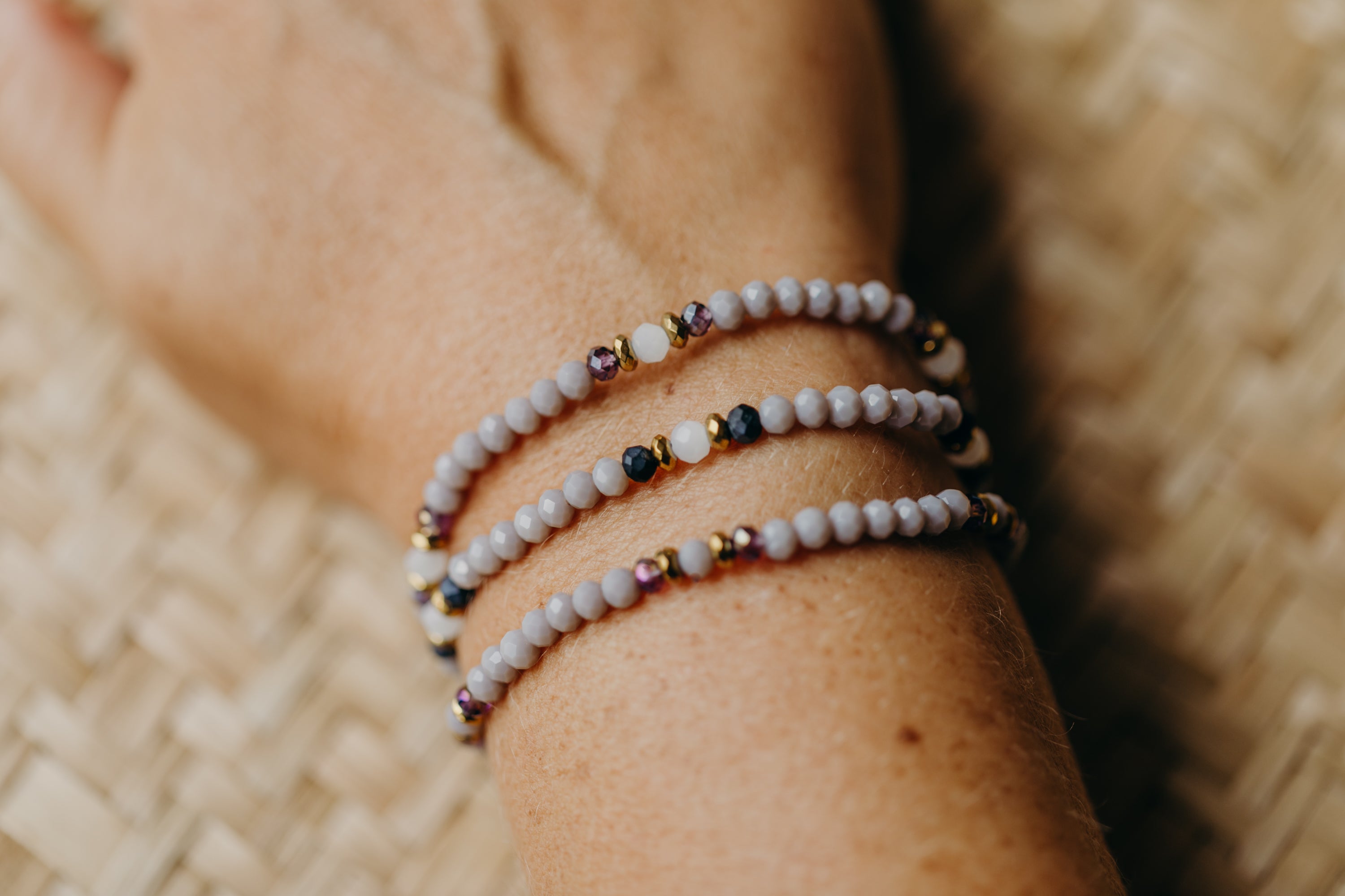 two-tone glass bead bracelet blue & cream