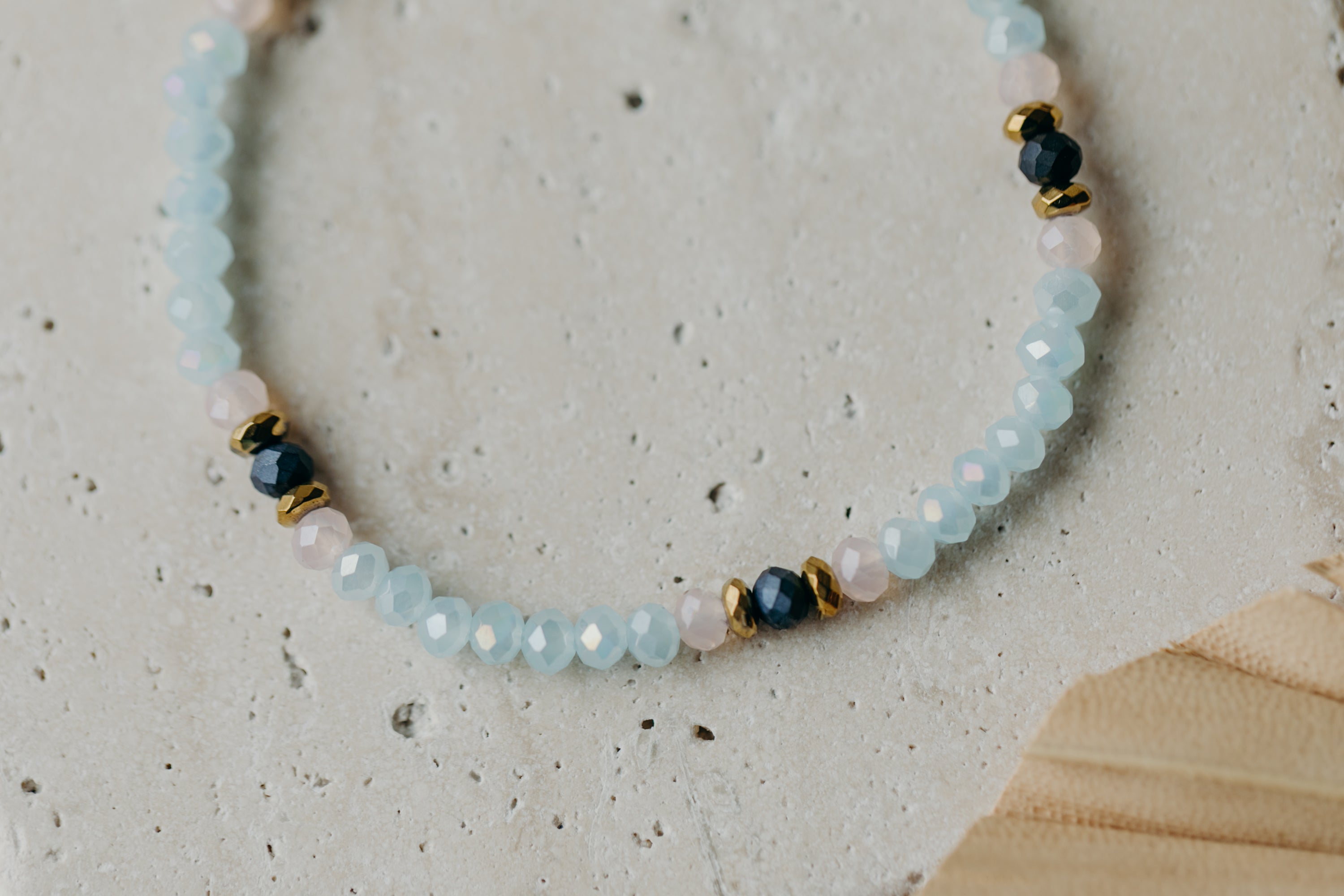 two-tone glass bead bracelet blue & cream