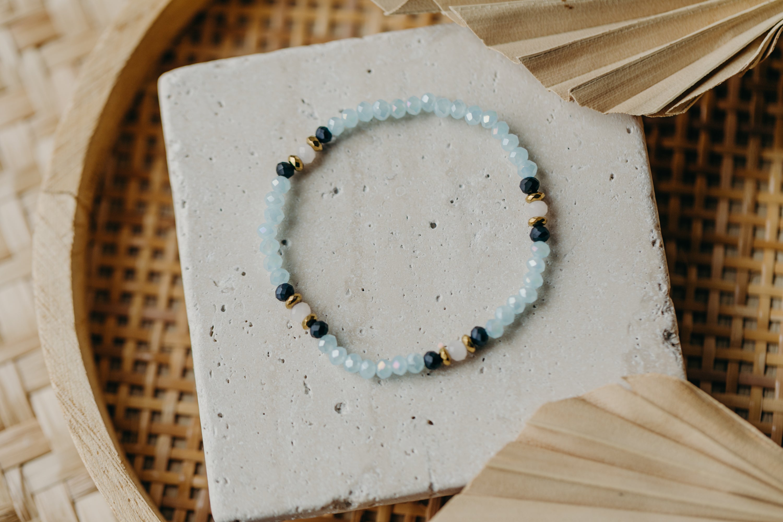 two-tone glass bead bracelet blue & cream
