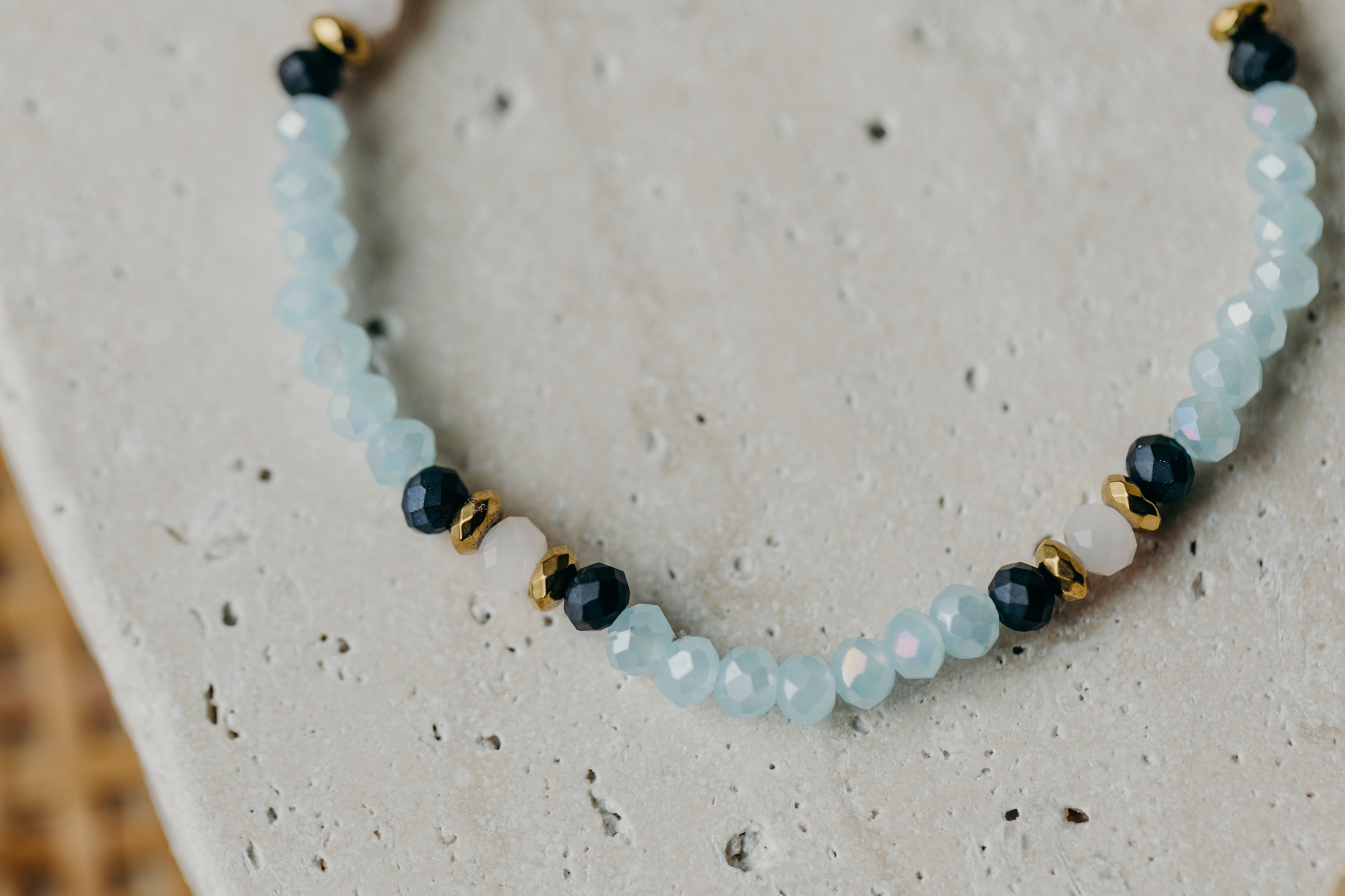 two-tone glass bead bracelet blue & cream