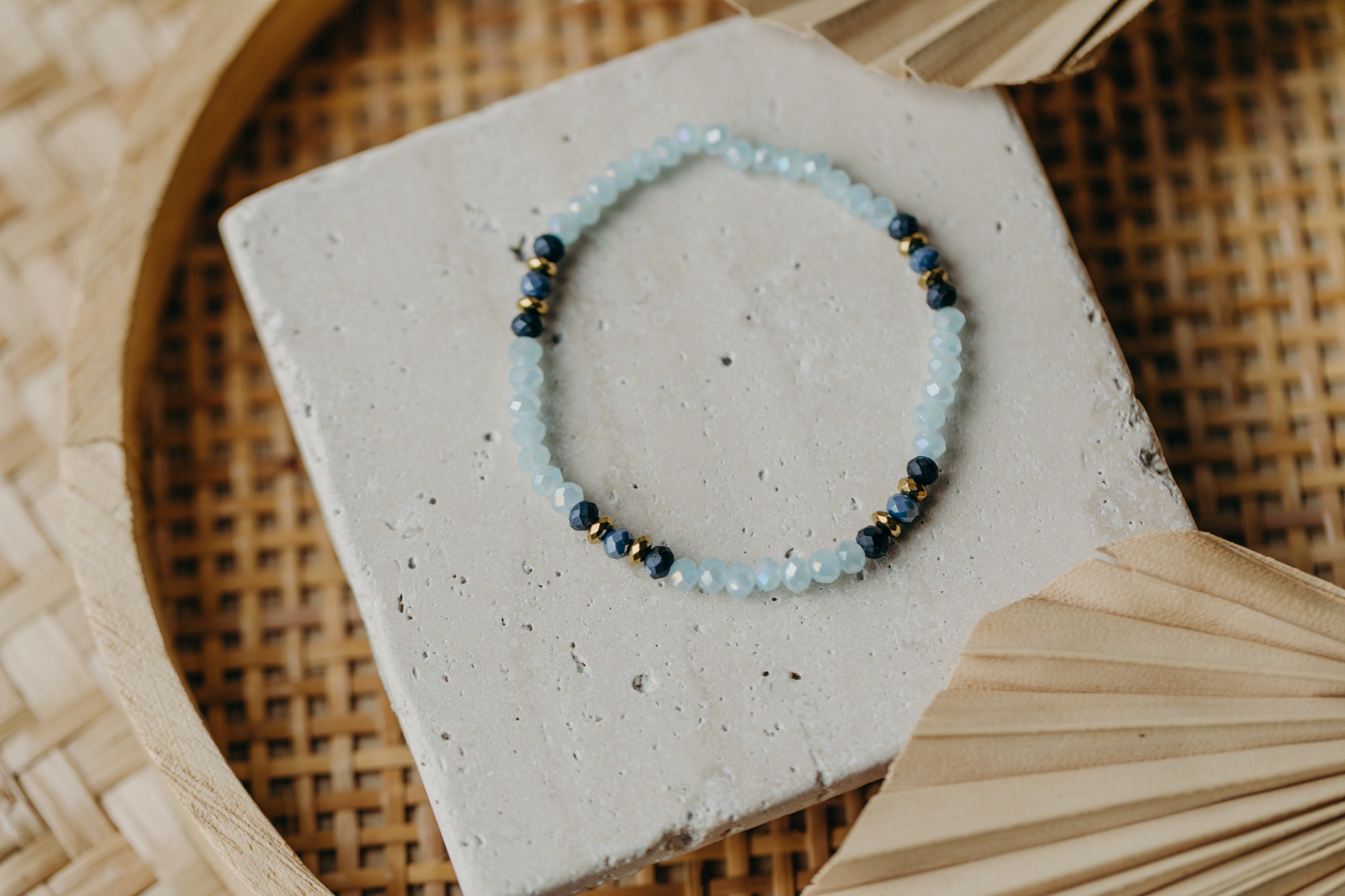 two-tone glass bead bracelet blue & cream
