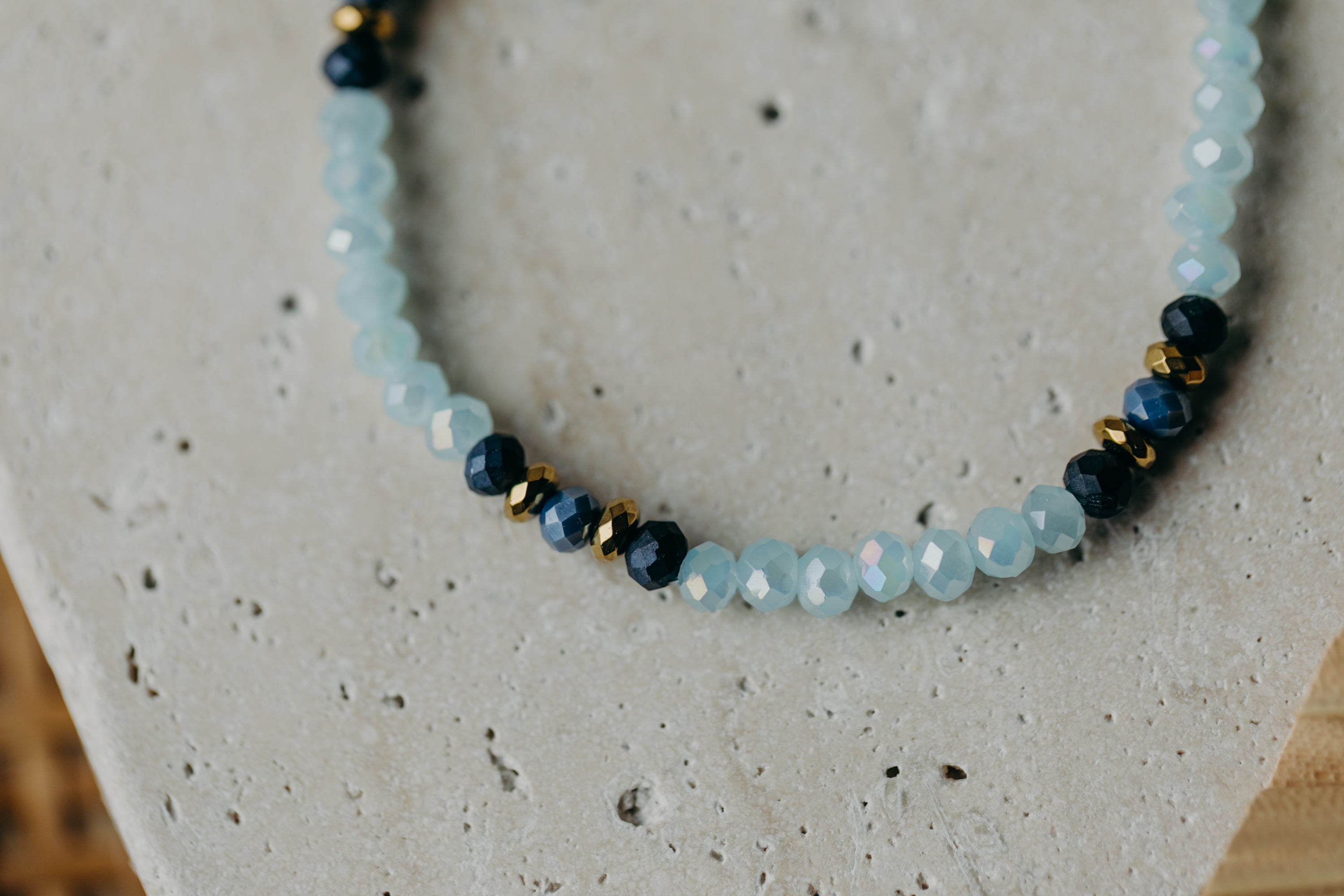 two-tone glass bead bracelet blue & cream