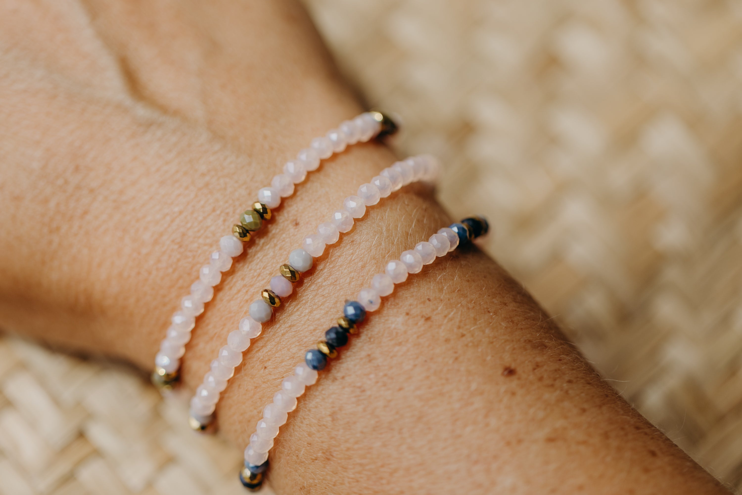 two-tone glass bead bracelet blue & cream