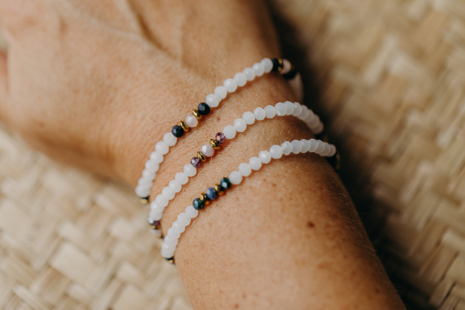 two-tone glass bead bracelet blue & cream