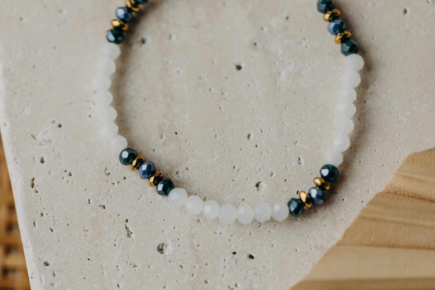 two-tone glass bead bracelet blue & cream